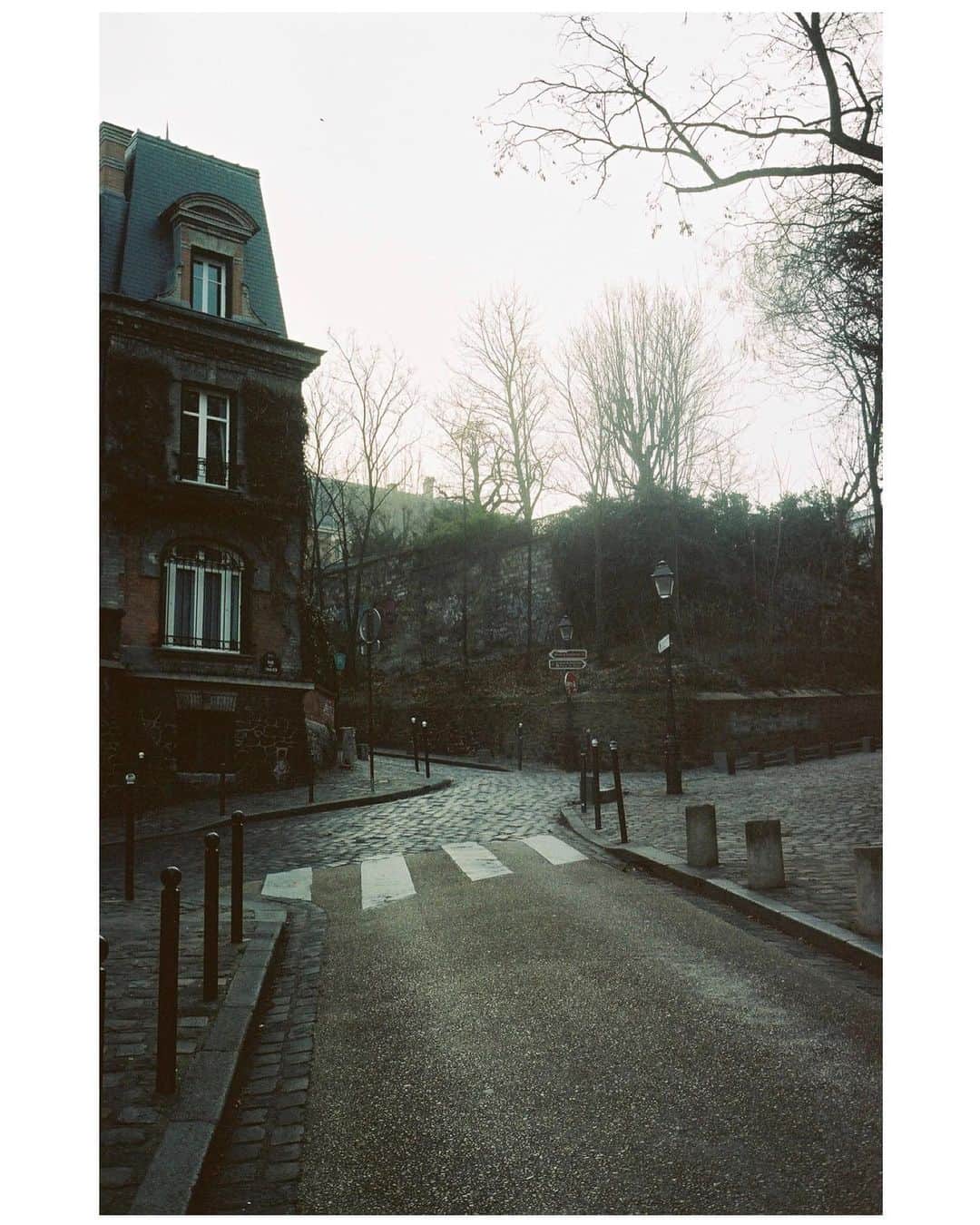 阿部裕介さんのインスタグラム写真 - (阿部裕介Instagram)「When I ran early in the morning in Tokyo every day, I remembered taking a walk from the early morning in Paris when I was a student.  #2013 #paris #Montmartre」5月20日 19時40分 - abe_yusuke