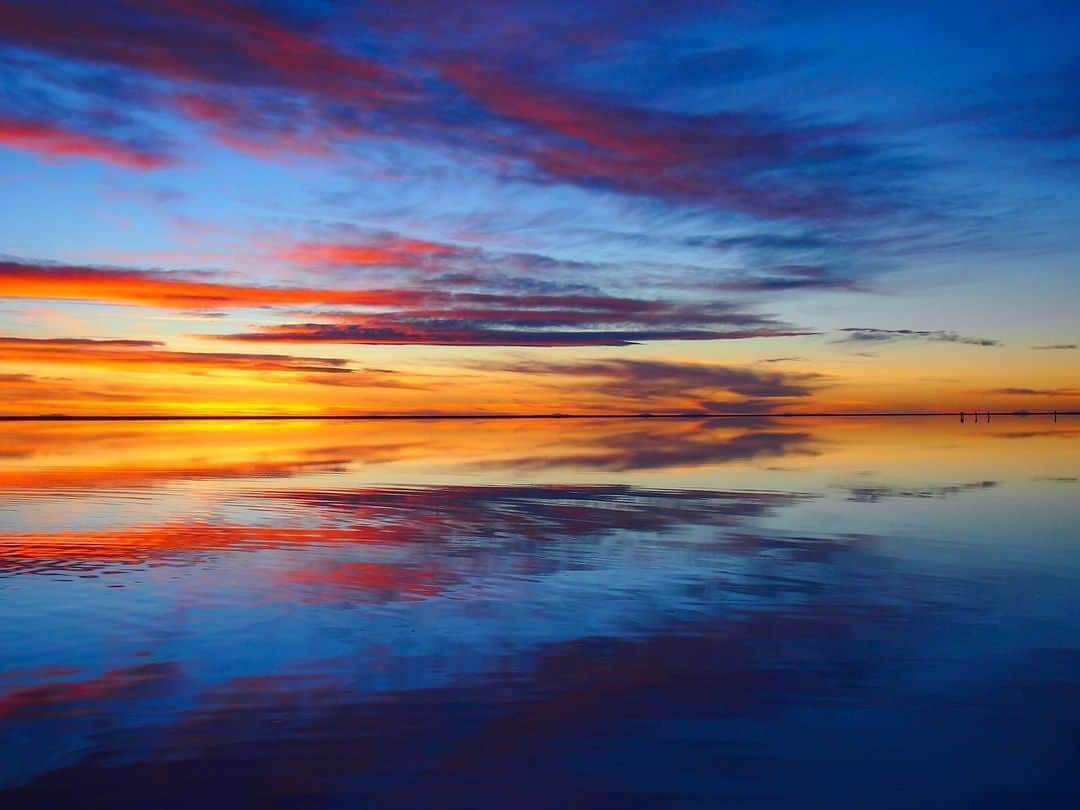 田島知華のインスタグラム：「【Bolivia🇧🇴Salar de Uyuni】 「どこの写真が見たいですか？」 先日Storiesで投稿したところ、一番多かった回答がウユニ塩湖。以前から色々なメディアで写真を載せていただいたこともあって、どうやらウユニのイメージが強いみたいです。嬉しいな。  ウユニは人が入った写真の方が反射がよくわかるけど、今日はあえて人が（ほぼ）いない写真を。 夕陽が沈んだ瞬間の一枚は、何色もが入り混じった絵画のよう。自分が撮った写真なのに毎回見るたび絵を描いたように感じている写真です😊 Copyright ©︎ TAJIHARU _ #たじはるトリップ #TAJIHARU_bolivia #ウユニ #ウユニ塩湖 #ボリビア #南米 #南米旅行 #絶景 #女子旅 #カメラ女子 #旅ガール #トラベルフォトライター #カメラ女子 #southamerica #uyuni #bolivia #salardeuyuni #uyunisaltflats #saltlake #igersbolivia #beautifuldestinations #earthpix #discoverearth #wonderful_places」