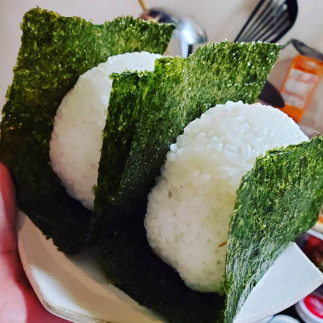 八つ橋てまりさんのインスタグラム写真 - (八つ橋てまりInstagram)「おにぎり食べたいよー😊  これ美味しかった🍙  #しゃけ #おにぎり #おむすび #愛情 #いっぱーい #米 #大好き #海苔」5月20日 19時44分 - temari.odebu