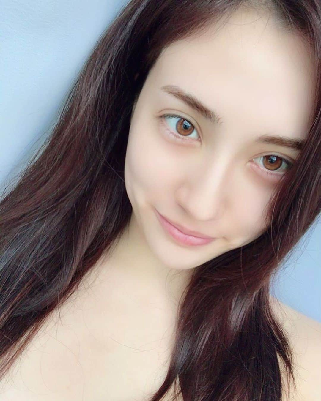 眞木美咲パメラさんのインスタグラム写真 - (眞木美咲パメラInstagram)「🧑🏼‍🔬 最近肌のもちもち具合がとてもいい💗 毎日パックしてるのもあるんだろうけどクレンジング変えたからかな。 乾燥あまり感じなくなった😚 .  クレンジングは @lirosa_tokyo ってやつ！ なっちゃん @natsumi.teaizm1020 におすすめしてもらったの💁🏼‍♀️ . すっぴん肌が気持ちいい✨ 薄めのメイクに変えよっかな〜 . . No moisture.No life.😂 Sometimes I spend my day without makeup to rest my skin.😴 . . . . . . .  #nomakeup#保湿 #スキンケア#美容 #LIROSA #skincare #cosmetics #madeinjapan #hazeleyes  #すっぴん#肌質改善」5月20日 19時54分 - pamypamypamy