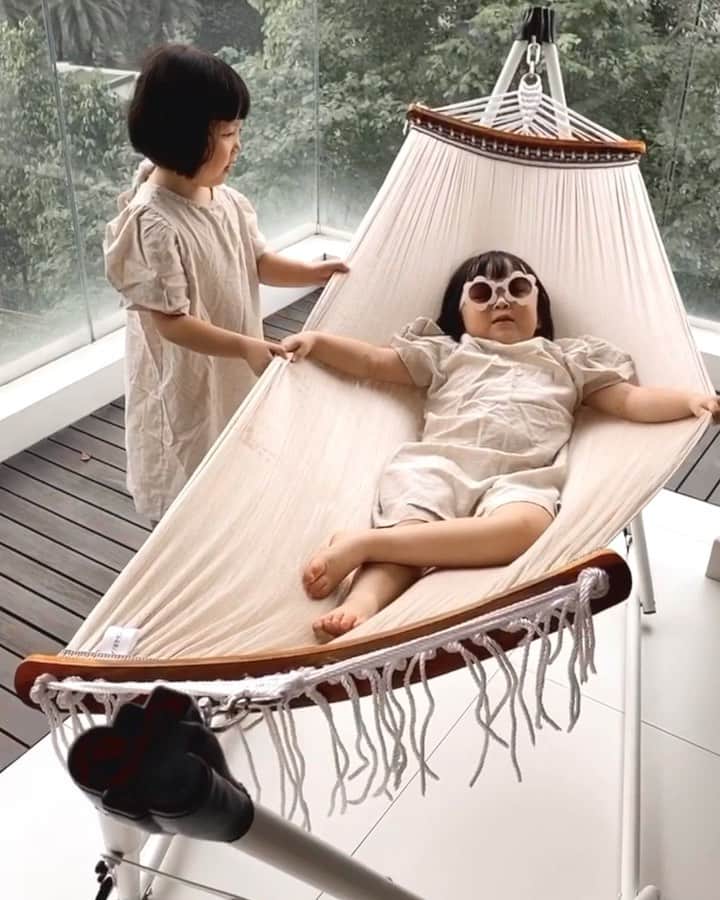 MOMOツインズのインスタグラム：「We all have that one friend who hogs the hammock!  Ever since the circuit breaker we have been trying to make our home a little more cosy and when we got this portable hammock from @airmocks, it’s like bringing a piece of relaxation home! It can also be converted into a swinging chair (more on our stories). In the evening it belongs to the kids, at night it’s all mine to chill out! #holdmyhand」