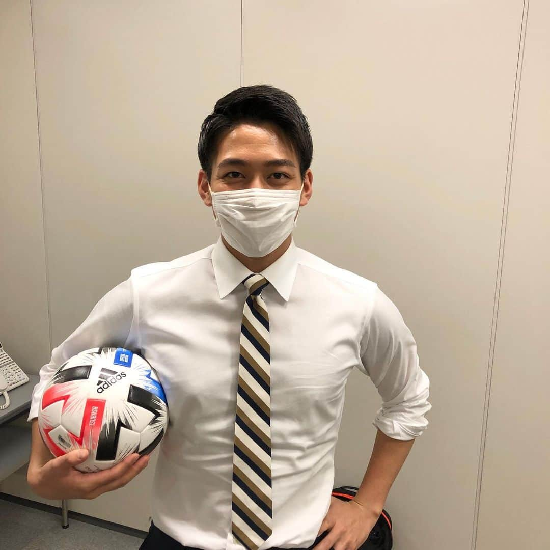 内野泰輔さんのインスタグラム写真 - (内野泰輔Instagram)「会社にスーツを着たサッカー少年がいました。  次はどんなチャレンジをしてくれるのだろうか⚽️ #堀池亮介 アナウンサー @ryosuke_horiike  #インスタ始めました  #サッカー  #上手  #リフティング #上手  #笑顔が爽やか」5月20日 20時03分 - taisuke_uchino