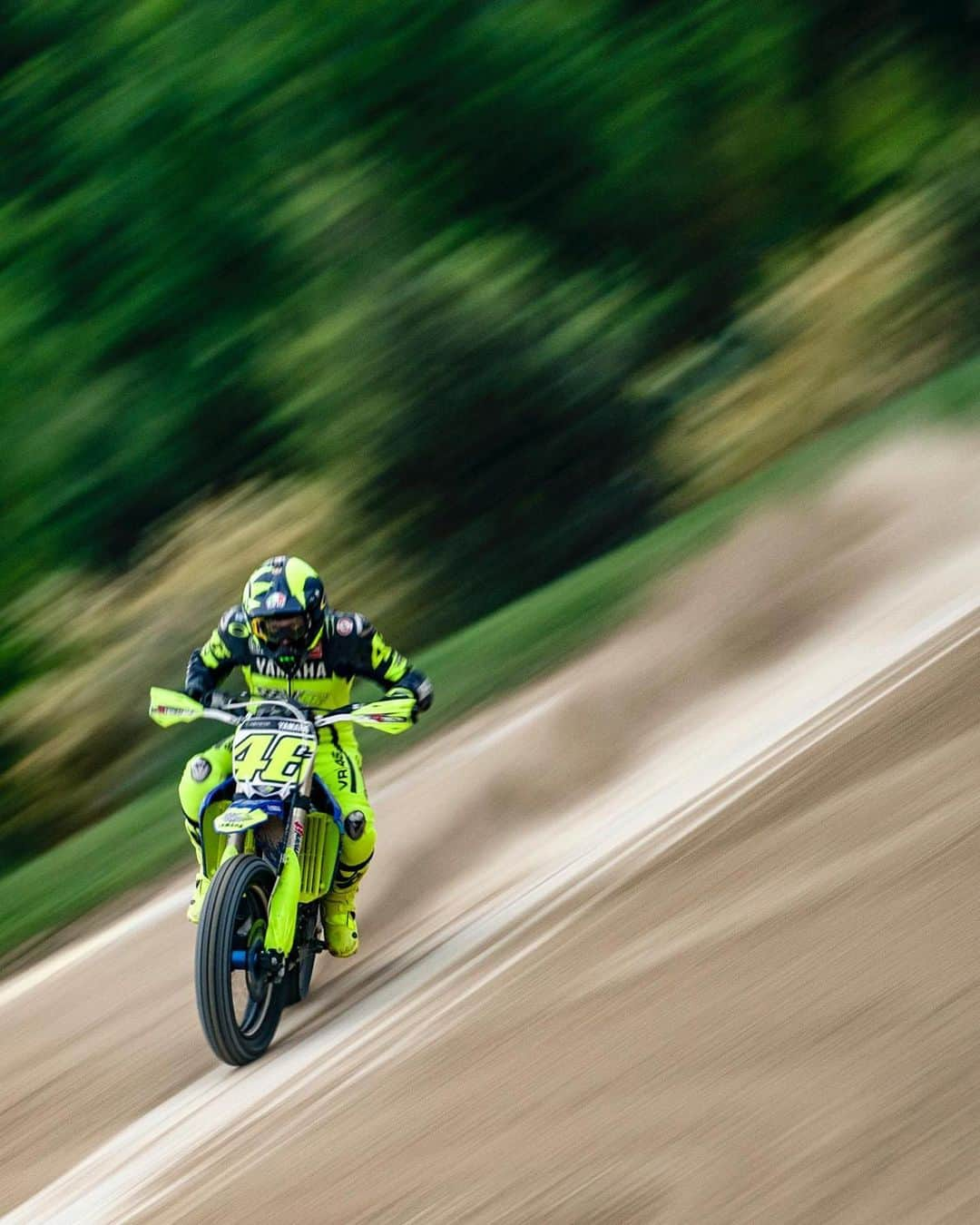 バレンティーノ・ロッシさんのインスタグラム写真 - (バレンティーノ・ロッシInstagram)「Training at the Ranch  Some great shot from @camilss  @vr46ridersacademyofficial」5月20日 20時05分 - valeyellow46