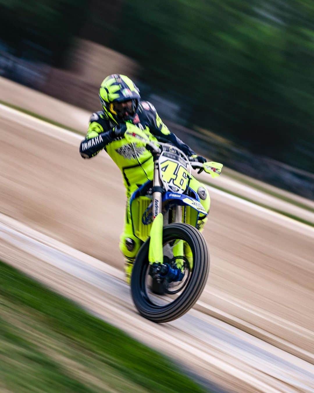 バレンティーノ・ロッシのインスタグラム：「Training at the Ranch  Some great shot from @camilss  @vr46ridersacademyofficial」