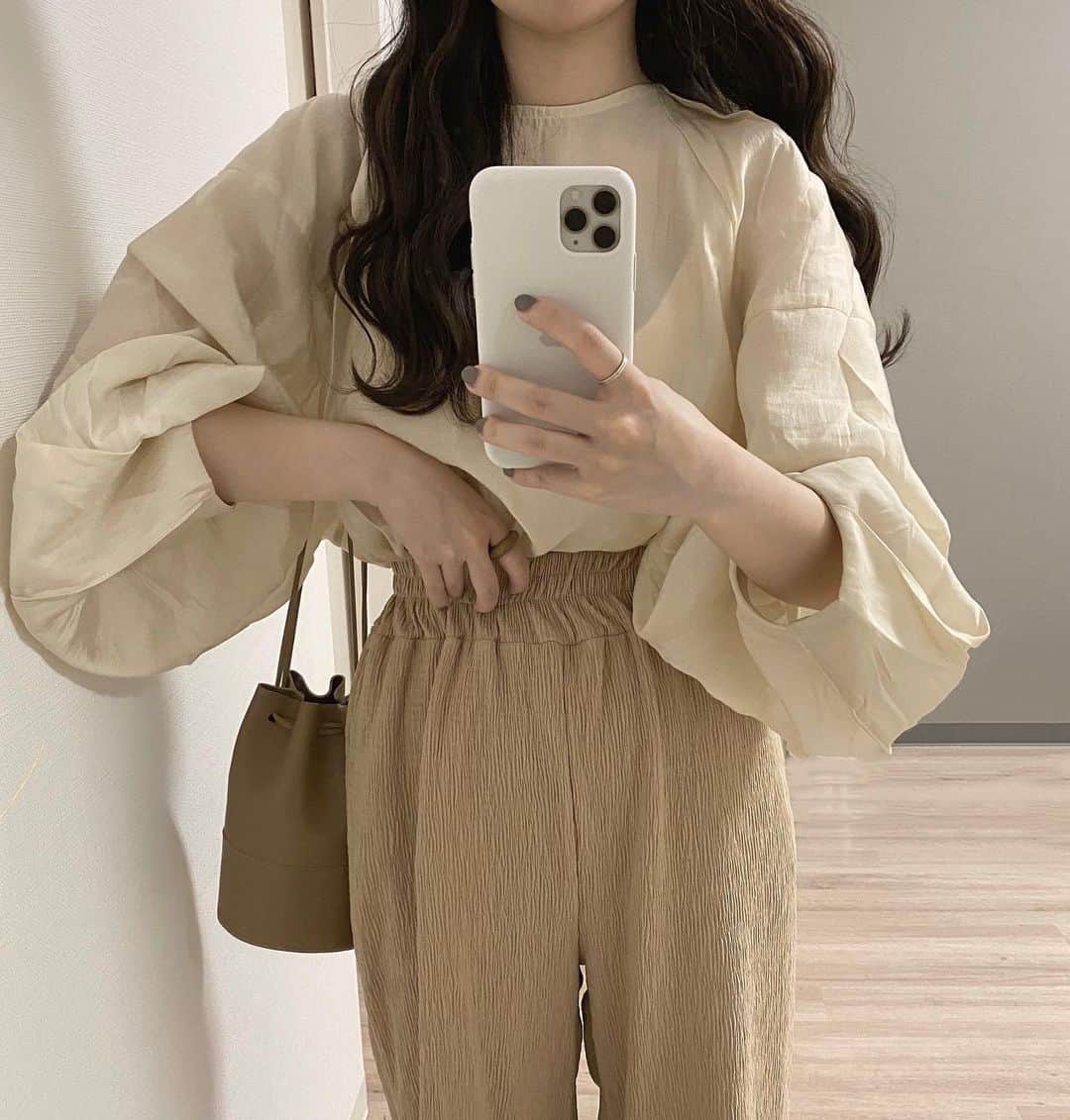 のインスタグラム：「シアーブラウス可愛い🤎 . tops @chuclla_official  bottoms @lawgy_official」
