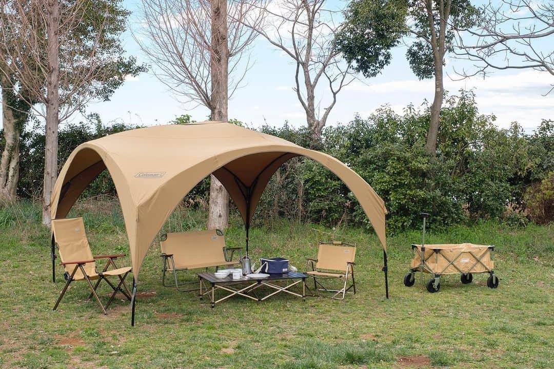 Coleman Japanのインスタグラム：「＼風合い良く、機能的なTCシェード／  最近注目のコットン混紡（こんぼう）生地のシェードが、ついにコールマンから登場🌟 ・ “コットンのやわらかな風合いのまま、日光を遮り、火の粉に強い”コットン混紡生地のシェードで快適に過ごすことができます👍 ・ 更に生地に抗菌加工を施しているので、カビの増殖を抑えてくれるので安心💗 ・ ▶︎注目のTCシェード【コラム】 https://bit.ly/3fYofLd ・ ※TC（コットンポリエステル） ・ ・ ・ #灯そうColeman #灯そうコールマン #灯そう #Coleman #コールマン #Tent #テント #コールマンテント #Camp #キャンプ #Outdoor #アウトドア #シェード #TCシェード #TCバイザーシェード #バイザーシェード #TCパーティーシェード #パーティーシェード」
