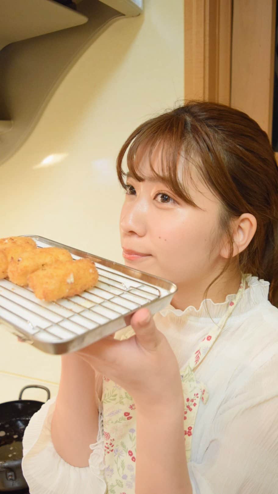 清水麻璃亜のインスタグラム：「牛乳など乳製品をいつもより１つ多く消費するという、農林水産省の「プラスワンプロジェクト」を応援する、AKB48のワンモ〜レシピ🐮 今回はクリームコロッケをつくりました！  そしてその工程の動画を楽しく編集してみました〜！ぜひみてくださいっ 調理中の私はいつもこんな感じです😳」