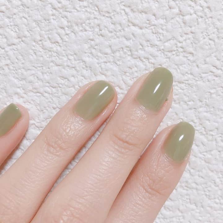 TRILL公式編集部アカウントさんのインスタグラム写真 - (TRILL公式編集部アカウントInstagram)「もうチェックした？コゼットジョリの2020年夏限定カラーが可愛すぎる❣️ ㅤ 今回は @chan8nao7 さんのご投稿より、 コゼットジョリの期間限定モスグリーンネイルをご紹介します❤︎ ﻿ㅤ 透明感のあるグリーンは、「爽爽と、風が抜けて木々が謳う」ところをイメージしているそうです🌿 ㅤ こちらのアイテムは5/10～7/31 までの期間限定販売なので、気になる方はぜひチェックしてみてください☑️✨ ㅤ﻿ ┈┈┈┈┈┈┈┈┈┈┈┈┈┈┈┈┈┈ コゼットジョリ @causettejoli  NATSUKODACHI HANKAN﻿ ¥1,650(tax in) ┈┈┈┈┈┈┈┈┈┈┈┈┈┈┈┈┈┈ ㅤ ㅤ photo&text by @chan8nao7 さん ㅤ﻿ コゼットジョリの夏の新色。﻿ ﻿ㅤ ライトカーキがほんのり黄みがかったようなカラー。﻿ ﻿ㅤ﻿ㅤ ﻿ㅤ 二度塗りしています☺︎﻿ ﻿ㅤ ————————————————————————ㅤㅤㅤㅤㅤㅤㅤㅤㅤㅤㅤㅤㅤ  TRILL公式アプリではオトナ可愛いネイル情報を配信中💌 詳しくはアプリのネイルカテゴリをご覧ください❤︎ ダウンロードは @trill プロフィールから💐 ———————————————————————— ㅤㅤㅤㅤㅤㅤㅤㅤㅤㅤㅤㅤ #TRILL #トリル #オトナ女子 #オトナ可愛い #アラサー女子 #ol女子 #ネイル #セルフネイル #セルフネイル派 #ネイルポリッシュ #マニキュア #シンプルネイル #オススメネイル #プチプラネイル #ネイル好き #コスメ #nail #ネイルデザイン #ネイル好きさんと繋がりたい #olネイル #お仕事ネイル #コゼットジョリ #ポリッシュ #ポリッシュネイル #夏ネイル #causettejoli #カーキネイル #グリーンネイル #ピスタチオネイル #ショートネイル」5月20日 20時12分 - trill
