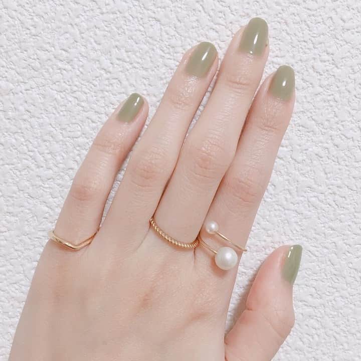 TRILL公式編集部アカウントさんのインスタグラム写真 - (TRILL公式編集部アカウントInstagram)「もうチェックした？コゼットジョリの2020年夏限定カラーが可愛すぎる❣️ ㅤ 今回は @chan8nao7 さんのご投稿より、 コゼットジョリの期間限定モスグリーンネイルをご紹介します❤︎ ﻿ㅤ 透明感のあるグリーンは、「爽爽と、風が抜けて木々が謳う」ところをイメージしているそうです🌿 ㅤ こちらのアイテムは5/10～7/31 までの期間限定販売なので、気になる方はぜひチェックしてみてください☑️✨ ㅤ﻿ ┈┈┈┈┈┈┈┈┈┈┈┈┈┈┈┈┈┈ コゼットジョリ @causettejoli  NATSUKODACHI HANKAN﻿ ¥1,650(tax in) ┈┈┈┈┈┈┈┈┈┈┈┈┈┈┈┈┈┈ ㅤ ㅤ photo&text by @chan8nao7 さん ㅤ﻿ コゼットジョリの夏の新色。﻿ ﻿ㅤ ライトカーキがほんのり黄みがかったようなカラー。﻿ ﻿ㅤ﻿ㅤ ﻿ㅤ 二度塗りしています☺︎﻿ ﻿ㅤ ————————————————————————ㅤㅤㅤㅤㅤㅤㅤㅤㅤㅤㅤㅤㅤ  TRILL公式アプリではオトナ可愛いネイル情報を配信中💌 詳しくはアプリのネイルカテゴリをご覧ください❤︎ ダウンロードは @trill プロフィールから💐 ———————————————————————— ㅤㅤㅤㅤㅤㅤㅤㅤㅤㅤㅤㅤ #TRILL #トリル #オトナ女子 #オトナ可愛い #アラサー女子 #ol女子 #ネイル #セルフネイル #セルフネイル派 #ネイルポリッシュ #マニキュア #シンプルネイル #オススメネイル #プチプラネイル #ネイル好き #コスメ #nail #ネイルデザイン #ネイル好きさんと繋がりたい #olネイル #お仕事ネイル #コゼットジョリ #ポリッシュ #ポリッシュネイル #夏ネイル #causettejoli #カーキネイル #グリーンネイル #ピスタチオネイル #ショートネイル」5月20日 20時12分 - trill