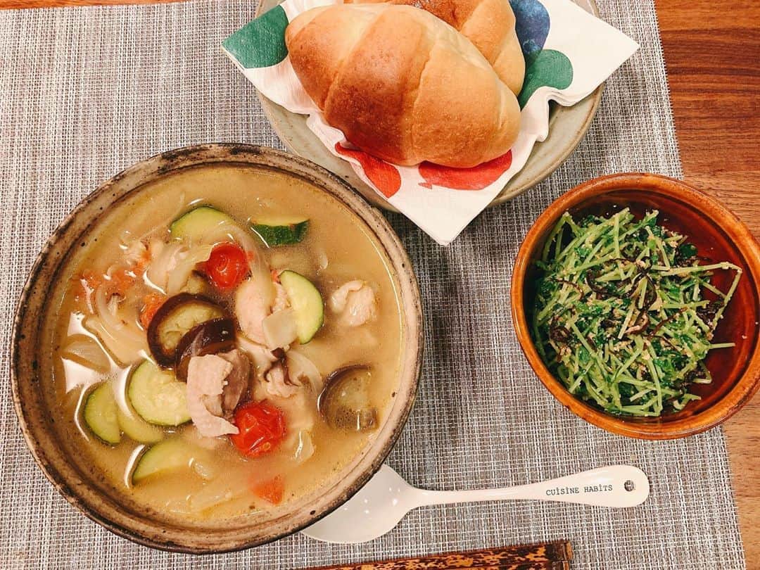 福圓美里のインスタグラム：「‪あまりもの夏野菜スープと豆苗のナムル🙂‬」