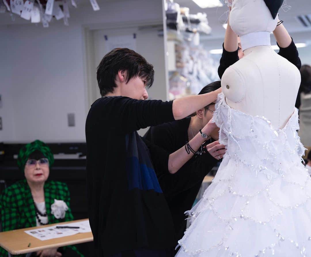 yumikatsuraのインスタグラム：「*﻿﻿﻿﻿ 55th Yumi Katsura Grand Collection in Tokyo /アトリエ点検シーン  ユミカツラの白へのこだわり。﻿ ﻿ おりかさなるチュールの、1枚1枚の色や素材、数mmの空間を少しずつ変えて生み出す完璧な白。﻿ 透明感、エレガントな輝き、奥行きや立体感。﻿ ﻿ 全ては花嫁さまの表現したい”白”を叶えるため﻿ 55年間のこだわりが詰まったアトリエの技術。﻿ ﻿ 花嫁さま一人ひとりの美しさを最大限に引き出す﻿ ユミマジックをご堪能下さい💍﻿ ﻿ —おとぎ話の世界が好きで、美しいドレスに憧れる女の子も数多くいたでしょう。ほとんどの女性は、心の中にそんな世界を持っていたのかもしれません。でも、それを仕事として成功させるのは、憧れでも才能でもありません。…私はウエディングドレスに熱烈な恋をしました。私の初恋は、冷めるどこらか熱くなるばかり。一生を捧げてもいいと思えるほどの相手だったのです。生涯をかけた恋を成就するためなら、私以上に才能あるライバルなど、こわくはありません。思いをかける、思い続ける、ただそれだけです。—﻿ 『世界基準の女になる！恋するように仕事する(桂由美)』より﻿ ﻿ ————— 桂由美密着ドキュメンタリー、沢山の反響ありがとうございました💐﻿ 再放送が決定致しましたので、見逃してしまった方も、ぜひご覧ください✨﻿ ﻿ ■番組名／NHKBS1「桂由美　幸せを呼ぶ　”純白”　のドレス」（5月16日放送済み）﻿ ﻿ ■再放送日時／再放送5月24日（日）の21時～　（NHKBS1　２K）﻿ ／再々放送5月31日（日）11時～　（NHKBS1　２K）﻿ ﻿ 【NHKワールドプレミアム】﻿ ■放送日時／６月２１日（日）　２５：２０～（６月２２日　１：２０～）﻿ ﻿﻿ ﻿ 「ブライダル」――55年前、日本に初めてこの言葉を普及させ、当時和装中心だった婚礼衣装に、女性たちの憧れであったウェディングドレスを浸透させていった桂由美。ブライダル人生一筋、創作活動55年記念イベントとなる国内88回目のグランドコレクション開催までの日常を半年間にわたり追い続けた初のドキュメンタリー番組。今もなお、「まだ道半ば」と語る桂由美の思いとは何なのか・・・また、桂を支えるユミカツラクリエイティブチーム面々のインタビューシーンや初のアトリエ公開シーンなど、乞うご期待です。﻿﻿ ﻿ ﻿ ————————-﻿﻿ ﻿ Yumi Katskra Brilliant White Debut﻿﻿ 純粋、清純、神聖、希望、心機一転など白色が持つ様々なイメージを、誕生から始まり七五三、成人式、起業式、そして人生のハイライトともいうべき結婚式を—そしてその後に続くウエディングアニバーサリーとして15年目、30年目、55年目の大切な節目、節目の装いを、すべて色々をモチーフをデザインし披露。﻿﻿ ﻿﻿ ﻿﻿ ————————-﻿﻿ ﻿#stayhome #おうち時間 #おうち時間を楽しもう #おうちじかん #プレ花嫁準備 #プレ花嫁2020 #プレ花嫁応援 ﻿#yumikatsura #ユミカツラ #桂由美﻿﻿ #ウェディングドレス #ユミブライズ﻿﻿﻿ #ウエディングドレス #運命の一着 #アトリエ #YumiBrides ﻿#wedding #happywedding﻿﻿ #ウェディングニュース﻿﻿ #プレ花嫁 #全国のプレ花嫁さんと繋がりたい﻿﻿ #オーダードレス #オーダードレスショップ #couture #couturedress #savoirfaire #weddinggown #weddinggowndesigner #weddingdress #weddingdressdesigner」