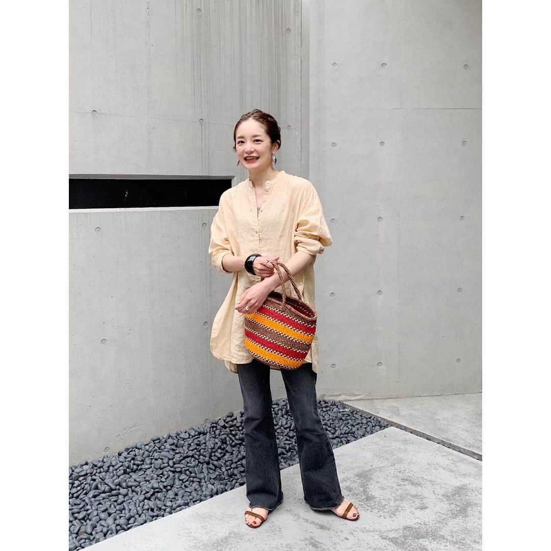 のインスタグラム：「🥶🥶🥶﻿ ﻿ 今週はお天気悪いですね〜☔️﻿ ﻿ 急に寒くて季節が逆戻り。﻿ ﻿ 夏好きな私にとって、寒いのは本当に苦手です🤦🏻‍♀️﻿ ﻿ ﻿ #shirts #nagonstans  #denimpants #sandals #SHENERY﻿ #linen #denim﻿ #fashion #styling」