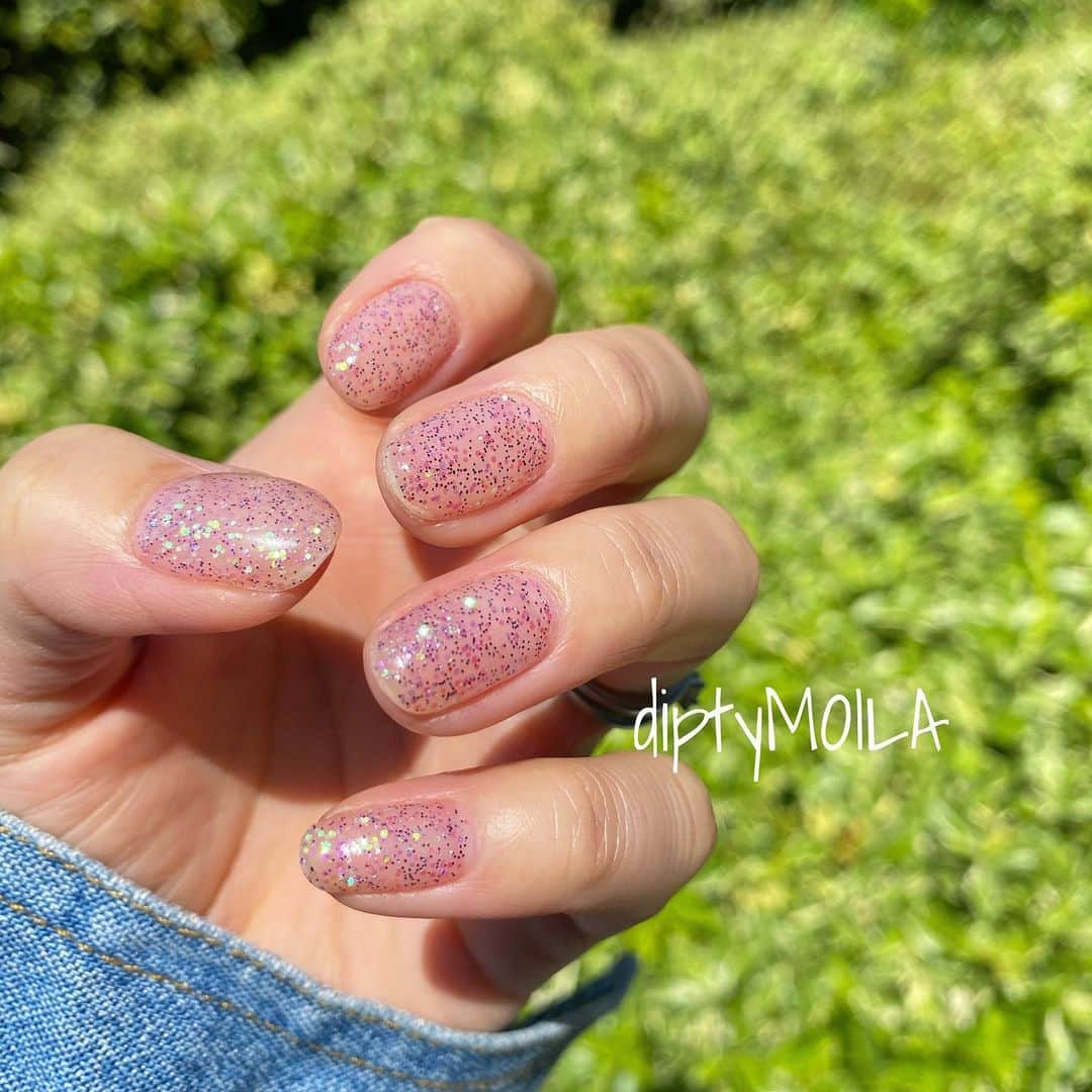 diptyMOILA diptyMOILA のインスタグラム：「@marina55_diptymoila の今のネイル💅🏻 新卒生の @miiiii.tag ちゃんにしてもらったんだけど1ヶ月半ですんごい上手くなってて驚き👏😳‼️ * しっかりケアしてからジェルを塗るので根本サイドまでしっかり塗れちゃうんです❣️ 乾燥したささくれの手もスッキリ綺麗に✨ * *  #diptyMOILA #Osaka #大阪 #南船場 #トータルビューティーサロン #心斎橋サロン #美容室 #ネイルサロン #アイサロン #ヘアサロン #コロナ対策 #ネイリスト #スタッフ」