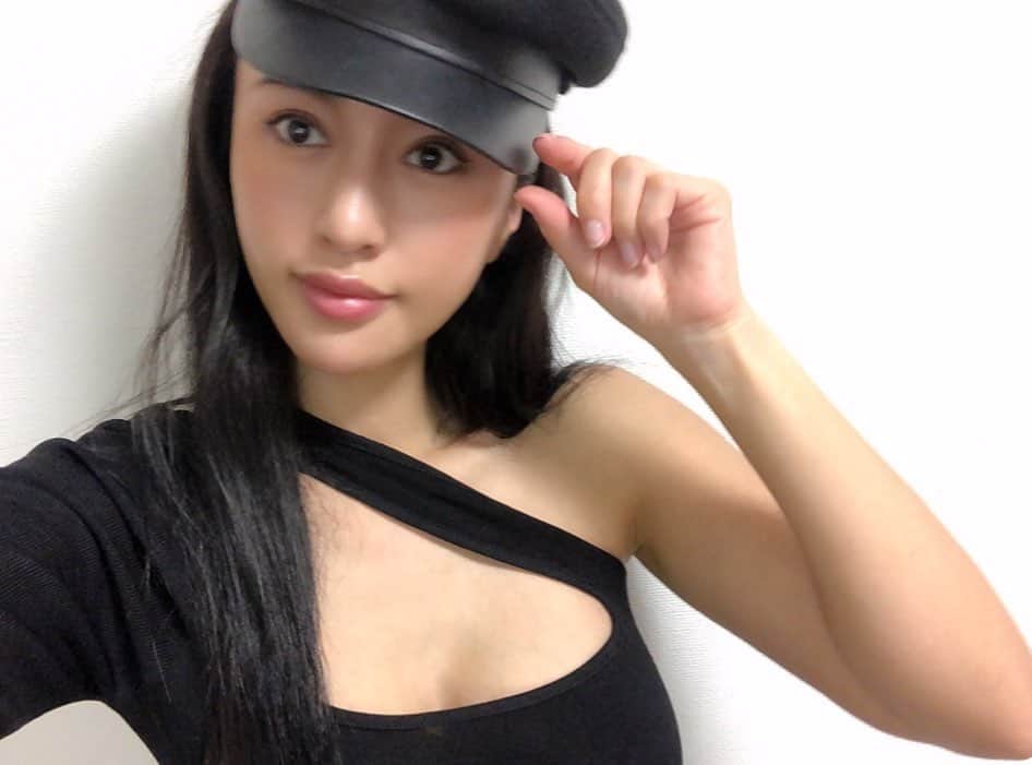 RISAのインスタグラム：「今体重増加してるのに #エラーズハイフ のおかげで フェイスライン崩れずあご下もすっきりしてる🤣👏 ハイフなのに全く痛くないし即効性も感じるし本当におすすめ❤️ 定期的に通おう🥰 エラーズハイフの動画載せてるのでスライドしてね！ @w_clinic_  @wclinic_haabdream  @adachi_mayumi」