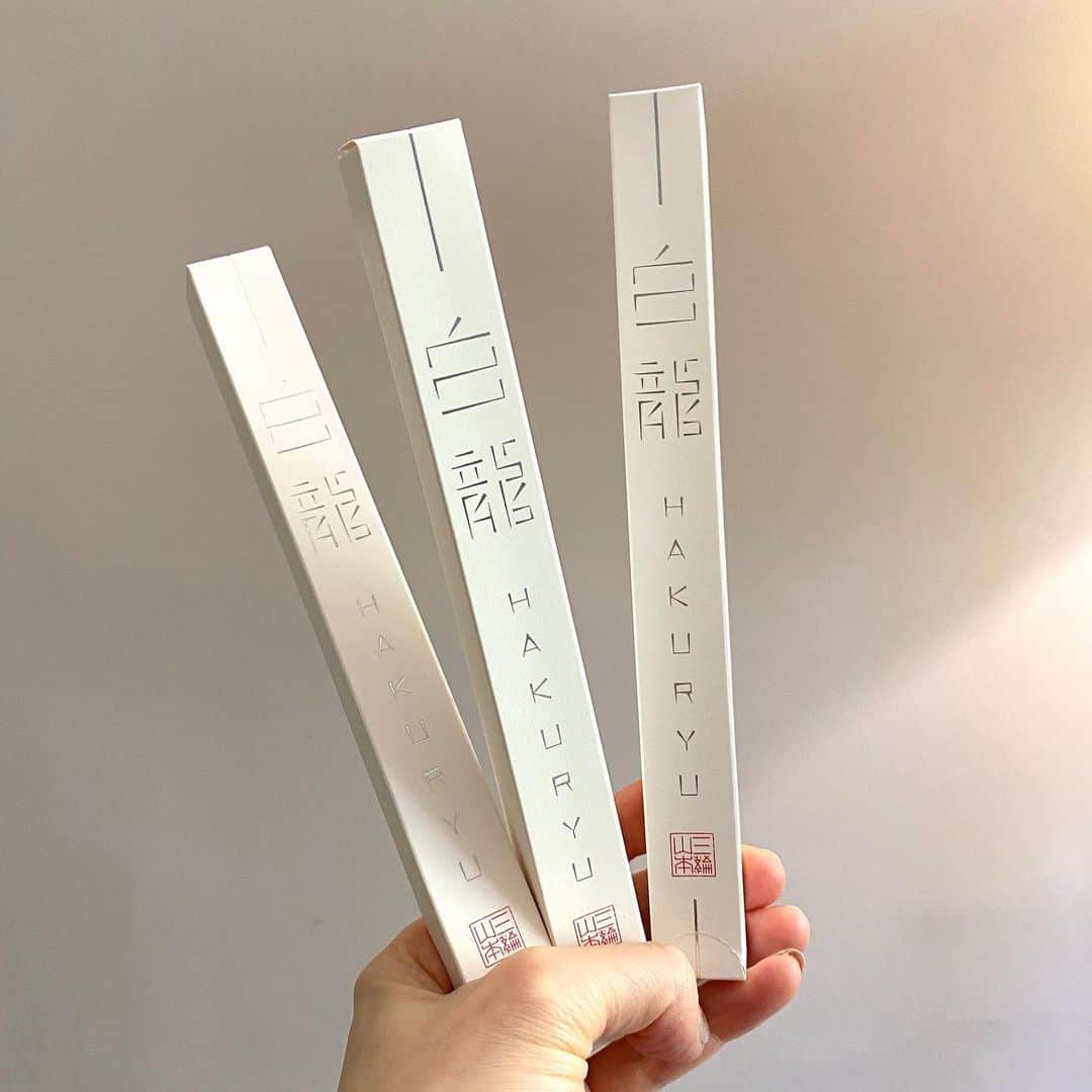 MEGのインスタグラム：「今日のロンドン気温27度らしい。日本から上等な素麺が届いた。極細0.6mmと。小皿で戴く料亭の味やね。娘「これやっぱ、ちょっと、ソーメンと違うんだねー、ナルドホ〜(なるほど)」うん、それ今まさに私が言いそうな事。夏くる。」