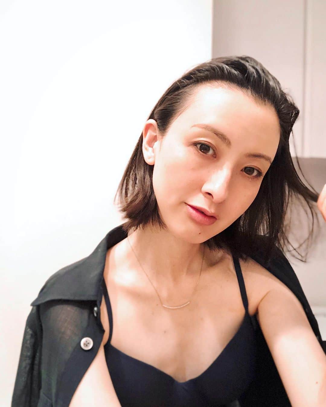 前田紀至子のインスタグラム：「この1ヶ月強で髪が伸び、しっかりメイクもあまりしなくなったけれど、その結果ラフなムードが板についてきたような。何事も経験、かな。  ヘアメイクとバランスを取るために最近は「敢えてピアスを着けない」ということが増えました。 その分ネックレスを一つ、というのも逆にプラチナの白い輝きや凛とした魅力が際立っている気がしてしっくり来ています。  今日はハンロのカップ付きインナーに透け感のあるシャツをさらっと羽織って、いつものプラチナジュエリーを。 プラチナをはじめとして〈エッセンシャルでタイムレスな存在感〉を持つもの同士をさらりと組み合わせるのが今の気分です。  #プラチナ #プラチナジュエリー #一生モノ」
