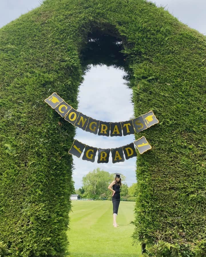 香華（KOuKA）のインスタグラム：「Aaaaand I’m done 😂 🙌 🎓 #classofcovid19 Shoutout to my commencement speaker @eikawebb and @lorimerjessica for all the lovely surprises and for making this week so special ❤️❤️ 今日ニューヨーク大学から卒業しました! この厳しいご時世に卒業された皆様、本当に応援してます 💥」