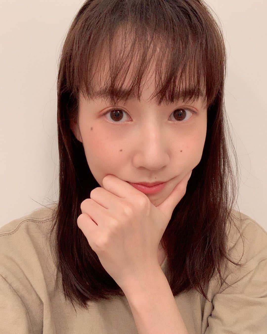 高嶋香帆のインスタグラム：「昨日のインスタライブはナチュラルメイクでした🤗 すっぴん風！ コンシーラー、シャドウ、眉毛、チークにハイライト✨ すっぴんと何が違うの？って感じだけど、断然顔がハッキリします、顔色が違います、私もご機嫌になります👏💓笑 . 久しぶりに運動したら楽しくて今日も少し腹筋しました😂💓 運動不足な方は一緒に続けましょう🥺✨」