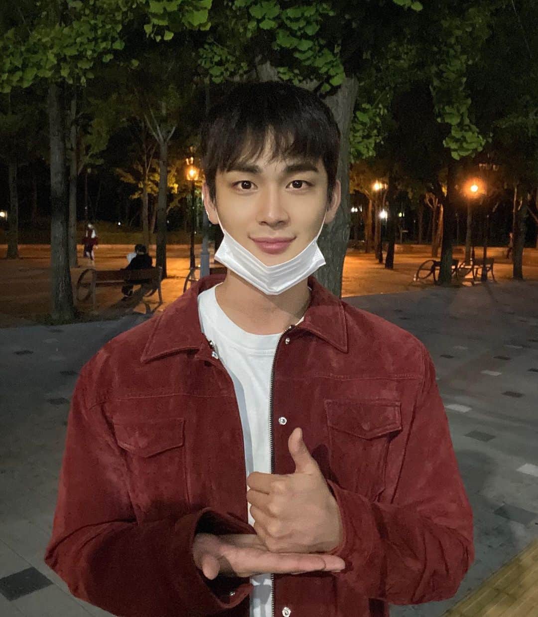 のインスタグラム：「안녕하세요 배우 조윤우입니다. ⠀ 배우 다솜 (@som0506) 덕분에 캠페인에 함께 할 수 있게 되어 기쁩니다. ⠀ 코로나 19 극복을 위해 현장에서 묵묵히 최선을 다해 힘써주시는 많은 의료진분들께 감사의 말씀 전하고 싶습니다. 우리 모두가 그분들의 희생정신을 잊지 않고 더더욱 예방하여 하루빨리 건강하고 안전한 나라가 되었으면 좋겠습니다.🙂 ⠀ #덕분에캠페인 #덕분에챌린지 #의료진덕분에」