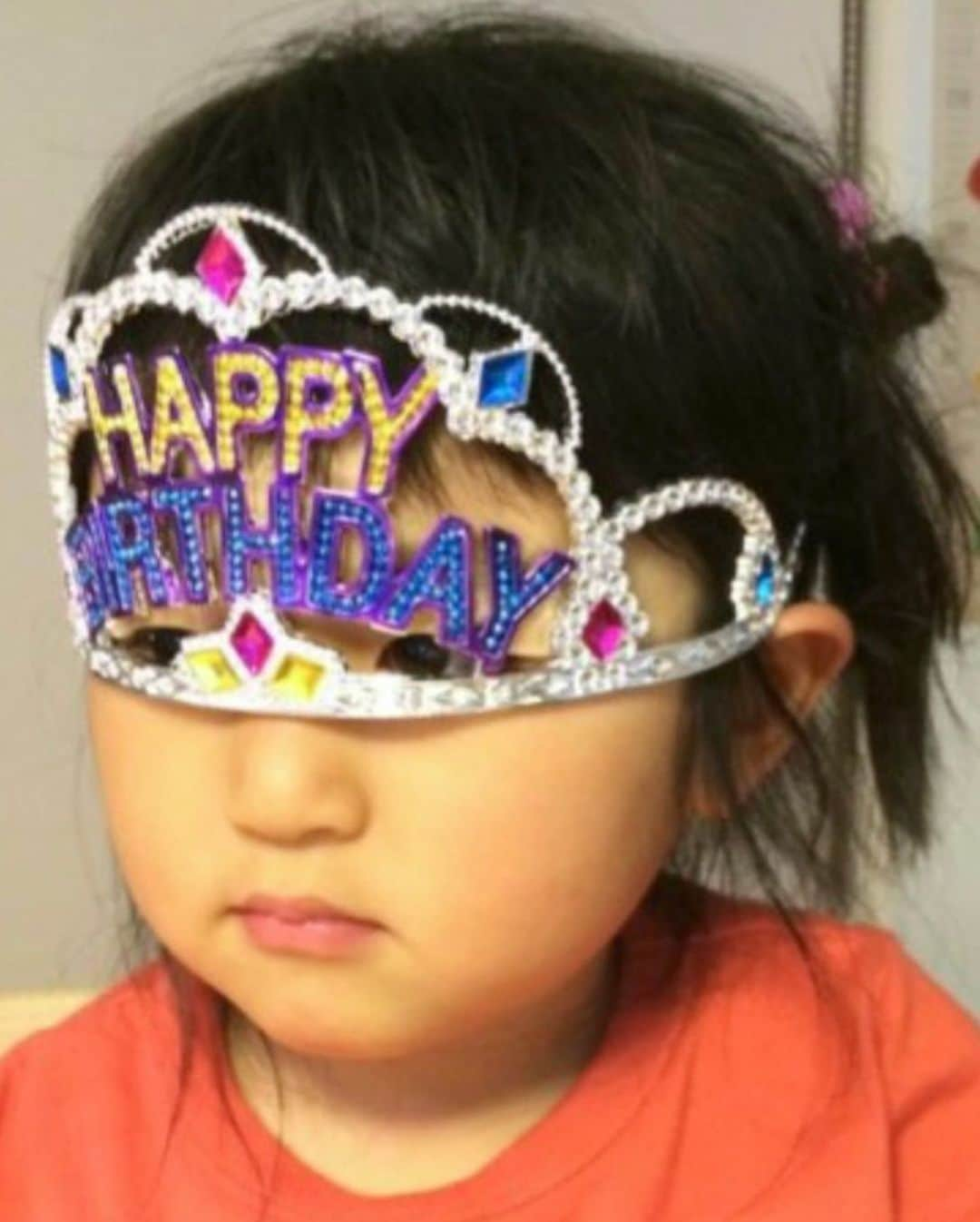 しおやてるこさんのインスタグラム写真 - (しおやてるこInstagram)「娘の生誕祭2020‼️9歳‼️今年もお誕生日仮面参上🎂誕生日仮面が初登場したときは3歳でしたね😆  自粛生活も2ヶ月…。こうして家族全員元気に娘の誕生日を祝うことができたのでよかった！ってことで‼️」5月20日 20時41分 - shiochin1129