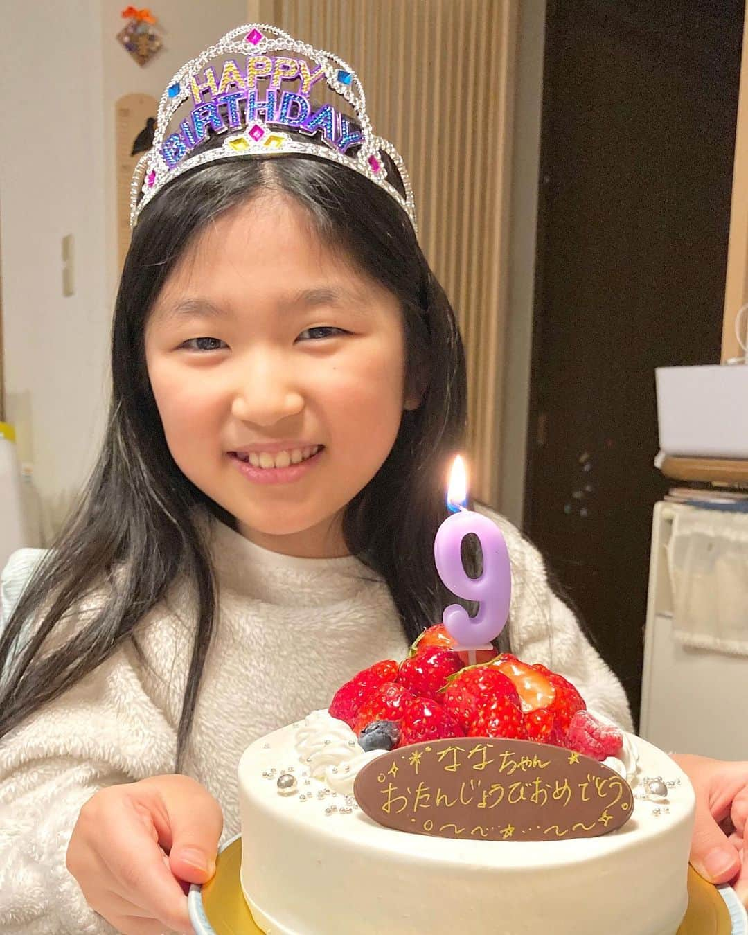 しおやてるこさんのインスタグラム写真 - (しおやてるこInstagram)「娘の生誕祭2020‼️9歳‼️今年もお誕生日仮面参上🎂誕生日仮面が初登場したときは3歳でしたね😆  自粛生活も2ヶ月…。こうして家族全員元気に娘の誕生日を祝うことができたのでよかった！ってことで‼️」5月20日 20時41分 - shiochin1129