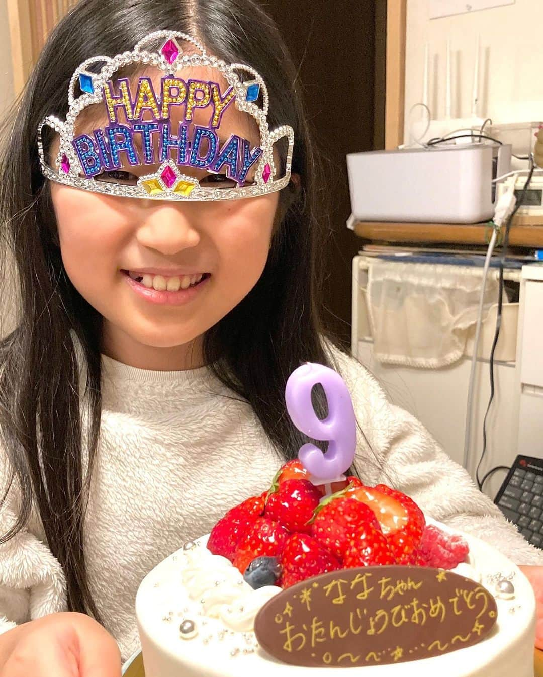 しおやてるこさんのインスタグラム写真 - (しおやてるこInstagram)「娘の生誕祭2020‼️9歳‼️今年もお誕生日仮面参上🎂誕生日仮面が初登場したときは3歳でしたね😆  自粛生活も2ヶ月…。こうして家族全員元気に娘の誕生日を祝うことができたのでよかった！ってことで‼️」5月20日 20時41分 - shiochin1129