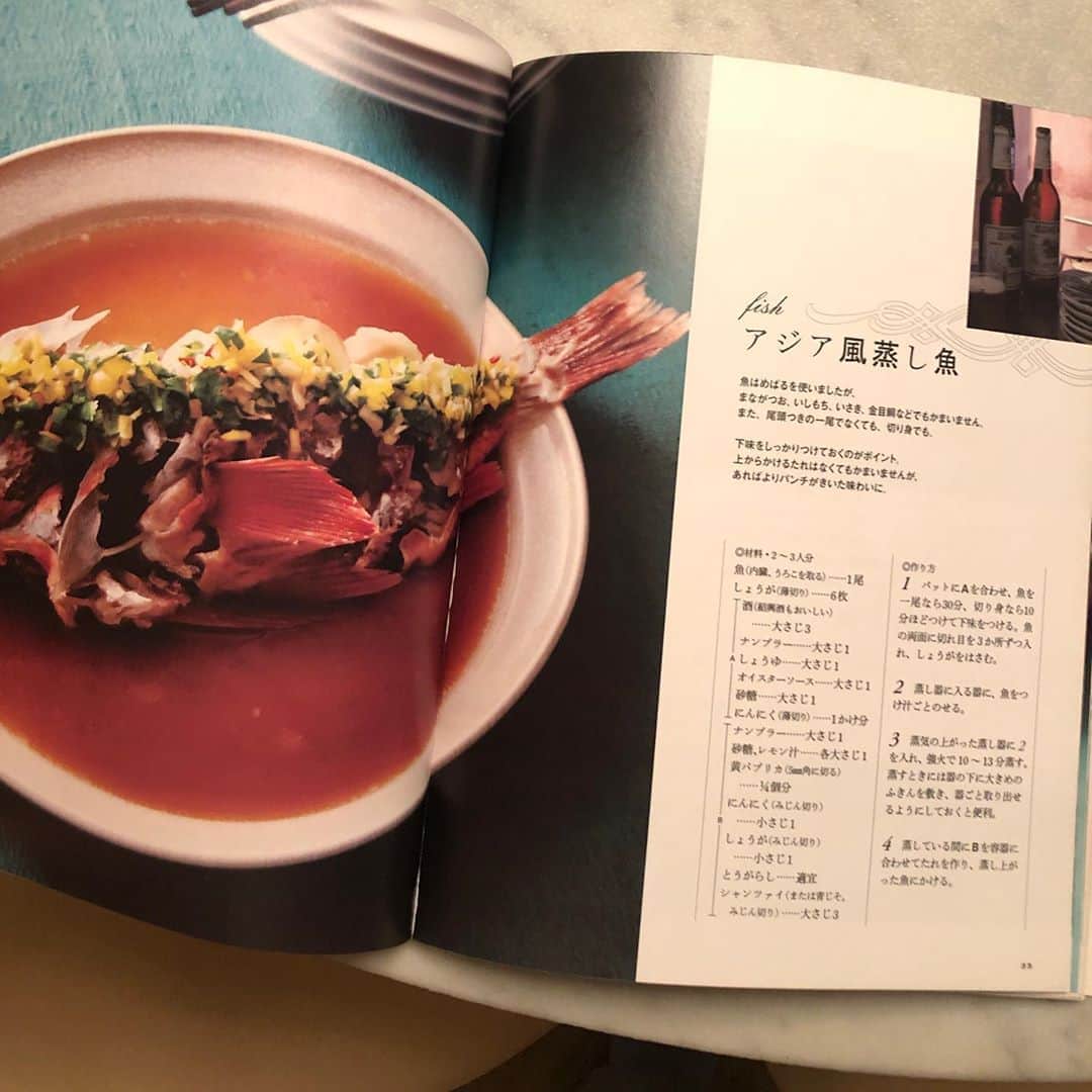 行正り香さんのインスタグラム写真 - (行正り香Instagram)「毎日お買い物に歩くようにしています。目指せ5000歩(^^)そしてスーパーで美しい金目鯛を発見。蒸してみました。あとはエビと豚ひ肉のワンタンと、ニラとワケギのしようが炒め、タコとセロリとミヨウガの酢の物に。シャンツァイや青じそはベランダ農園主にいただきました。こちらはアジア料理本。これからの季節にオススメレシピがたくさんです。#行正り香 #rikayukimasa #行正り香のヘルシーアジアごはん#料理 #今日は8000歩(^^)#山中塗折敷」5月20日 20時45分 - rikayukimasa