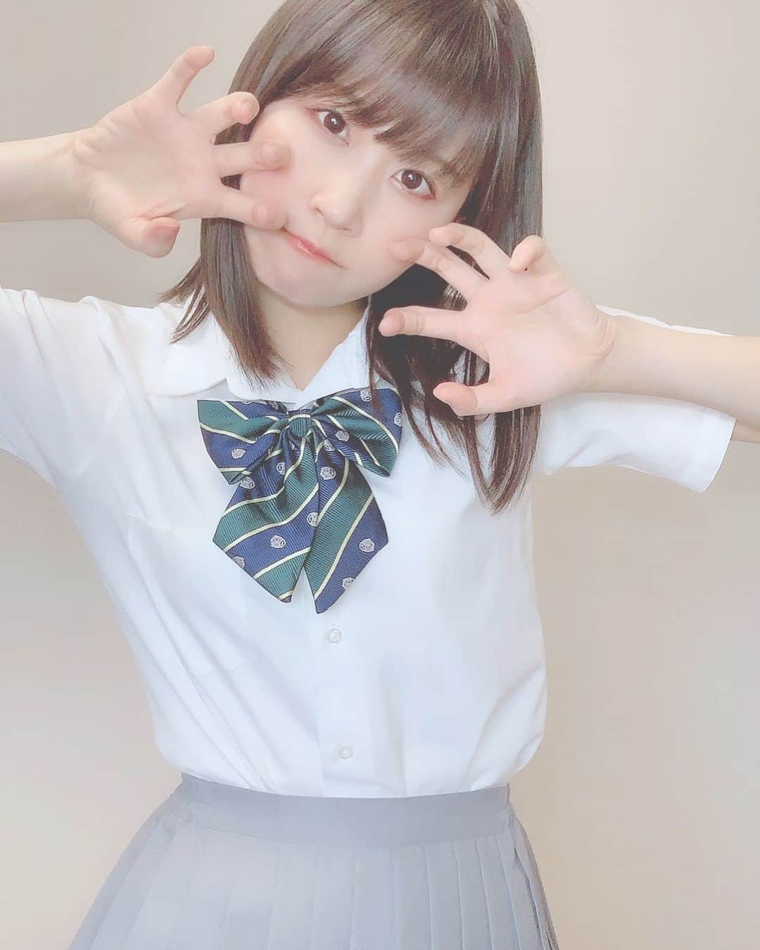 八木沙季のインスタグラム：「👔👔 . TikTokで毎回何かしら着てます。笑 コメントで「さきぴょんの家なんの服でもある！」 って来てて笑いました🤣🤣 そうです、アイドル10年やってたら 基本どんな服でも家にあります🙂笑 まあない服の方が多いけどね🤣 .」