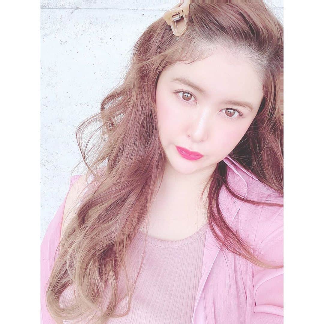 津久江麻由のインスタグラム：「. . 久しぶりにメイクしました〜☺️✌🏻💞 リップの色を変えるだけで いつもの自分じゃないみたいになりますね🕊 (お気に入りのlipなの🥺💞) . 髪も伸びてきてセルフカラーしたけど、 やっぱりすぐ落ちちゃった😣 美容室に行きます😅💞 皆さんは美容室行きましたか🥺？ . . . #ザラジョ #ザラジョコーデ #毎日コーデ #お気に入りコスメ #コスメ大好き #メイク好き #デパコス #コスメ紹介 #今日のメイク  #今日のコスメ #プチプラコスメ #メイク好きさんと繋がりたい #コスメ好きさんと繋がりたい #いいね返しは絶対 #おすすめコスメ #コスメ購入品 #コスメ好き #メイク好き #今日のコーデ #今日のコーディネート #本日のコーデ  #ラフコーデ  #プチプラコーデ #ぷちぷらコーデ #GU #ジユジョ #ジユパト #ピンクメイク」