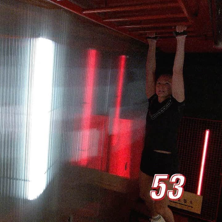 ハンネ・クレスのインスタグラム：「Vanavond komt de aap uit de mouw en kan je me om 20 uur @opvier in actie zien in de Container Cup!🐒🤪 Ben je benieuwd hoe ver ik geraak in het klassement? Kijk dan zeker mee en laat weten wat je er van vindt! 🤩🤩 ~ I got the chance to participate in the Container Cup (1,5km treadmill 🏃🏼‍♀️, monkey bars, golf, 1km rowing, shooting, bench press and 3km cycling). It was such a fun experience and tonight you can find out what place I took in the ranking against other top Belgian athletes! 🤩🤩 #opvier #decontainercup」