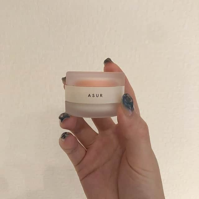 RiLiさんのインスタグラム写真 - (RiLiInstagram)「練り香水＋リップ☁️【ASURのLIP BALM＆PERFUME】🦋 ..... 練り香水とリップバームがひとつになった【ASUR(アズ）のLIP BALM＆PERFUME】👯‍♀️💕2wayでコンパクトだからバッグが小さいときにも助かるよね🤔💭 ふわりと香る練り香水はワックスのように髪につけてもいいみたい👍🏻💥見た目もお洒落でかわいいから、持ってるだけで気分があがりそう👼🏻💓 ころんとした見た目がなんともいえないかわいさ🌹おうち時間に使ってみてはいかが🏠 ❣❣❣❣❣ サイトやSNSで掲載させていただくお写真募集中😘📸 かわいいコーデやアイテム、注目スポットなどが撮れたら、ハッシュタグ→#rili_tokyo  を付けて投稿❗ ． Special Thanks💋 Photo by @maamiaoki @_0138n @tan___gram @akaneko26 @akur__ig @_m_na_m_ @rihoo914 ． #春 #春コーデ #春夏ファッション #ASUR #アズ #LIPBALM #リップバーム #練り香水 #フレグランス #パケ買いコスメ #パヒューム #ベージュコーデ#ワントーンコーデ #シンプルコーデ  #カジュアルコーデ #ガーリーコーデ #置き画 #置き画くら部 #今日のコーデ #コーデ #コーディネート #RiLi  #おしゃれさんと繋がりたい #お洒落さんと繋がりたい #ファッション #패션스타그램 #ootd #outfit」5月20日 21時01分 - rili.tokyo