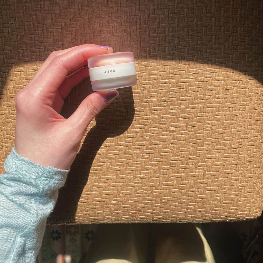 RiLiさんのインスタグラム写真 - (RiLiInstagram)「練り香水＋リップ☁️【ASURのLIP BALM＆PERFUME】🦋 ..... 練り香水とリップバームがひとつになった【ASUR(アズ）のLIP BALM＆PERFUME】👯‍♀️💕2wayでコンパクトだからバッグが小さいときにも助かるよね🤔💭 ふわりと香る練り香水はワックスのように髪につけてもいいみたい👍🏻💥見た目もお洒落でかわいいから、持ってるだけで気分があがりそう👼🏻💓 ころんとした見た目がなんともいえないかわいさ🌹おうち時間に使ってみてはいかが🏠 ❣❣❣❣❣ サイトやSNSで掲載させていただくお写真募集中😘📸 かわいいコーデやアイテム、注目スポットなどが撮れたら、ハッシュタグ→#rili_tokyo  を付けて投稿❗ ． Special Thanks💋 Photo by @maamiaoki @_0138n @tan___gram @akaneko26 @akur__ig @_m_na_m_ @rihoo914 ． #春 #春コーデ #春夏ファッション #ASUR #アズ #LIPBALM #リップバーム #練り香水 #フレグランス #パケ買いコスメ #パヒューム #ベージュコーデ#ワントーンコーデ #シンプルコーデ  #カジュアルコーデ #ガーリーコーデ #置き画 #置き画くら部 #今日のコーデ #コーデ #コーディネート #RiLi  #おしゃれさんと繋がりたい #お洒落さんと繋がりたい #ファッション #패션스타그램 #ootd #outfit」5月20日 21時01分 - rili.tokyo