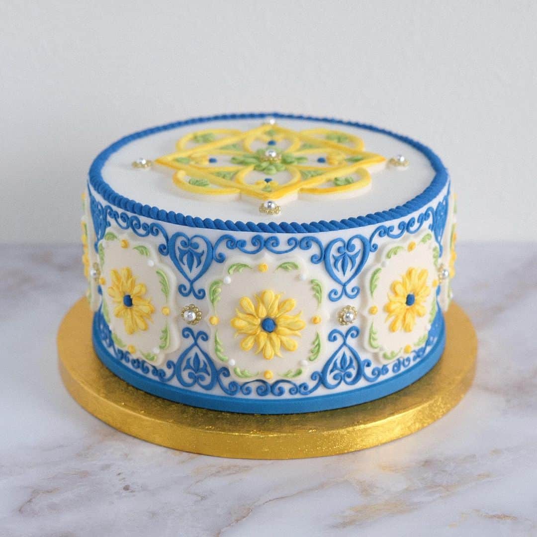 KUNIKAさんのインスタグラム写真 - (KUNIKAInstagram)「Special sugar cake gift for @aya_hirayama san with @naoten10 san🌼💛🌼💛🌼﻿ ﻿ ﻿ ﻿  #artofkunika #sugarcake #decoratedcake #cakeart #cakeartist #decoratedcakes #royalicing #cakedecorating #customcakes  #customcake #cakeofinstagram #cakedesign #cakedecorator #instacake  #instacakes #art #azulejos #azulejo #azulejoportugues #tiledesign #tileart #tiles #デコレーションケーキ #ケーキ #シュガーアート #シュガーケーキ」5月20日 20時56分 - _kunika_