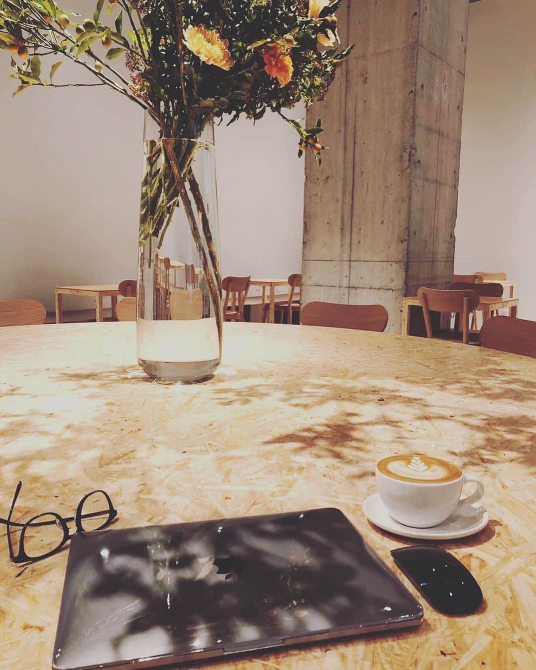 湯浅喬子のインスタグラム：「Blue Bottle Coffee☕️ 、 、 お花の雰囲気が いつも素敵で、 テーブルにその影が映るのが もっと好き。  Oat Milk Latteを 早く飲みに行きたい🌿  #organic#coffee#bluebottle #kobe#latte#tbt」