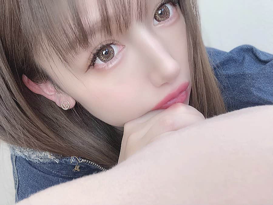 yuu__aaaのインスタグラム：「. じーーーー。👁 . . 最近ぼーっとしてる時間が多くてこれはこれで幸せ🍀 . . ああ、サーティーワン行きたい🍨 ポッピングシャワー食べたい . .  #makeup #make#アイライン#カラコン#fendi #denim#デニムコーデ #ootd #メイク#フェンディー#アイブロウ#アイシャドウ」
