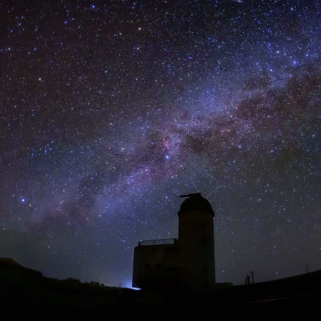 KAGAYAさんのインスタグラム写真 - (KAGAYAInstagram)「いつかみたソラ🌌 最果ての星を追って。 日本有人最南端の波照間島、星空を見上げる天体観測所。 （2016年撮影） 今日もお疲れさまでした。 #星空」5月20日 21時04分 - kagaya11949