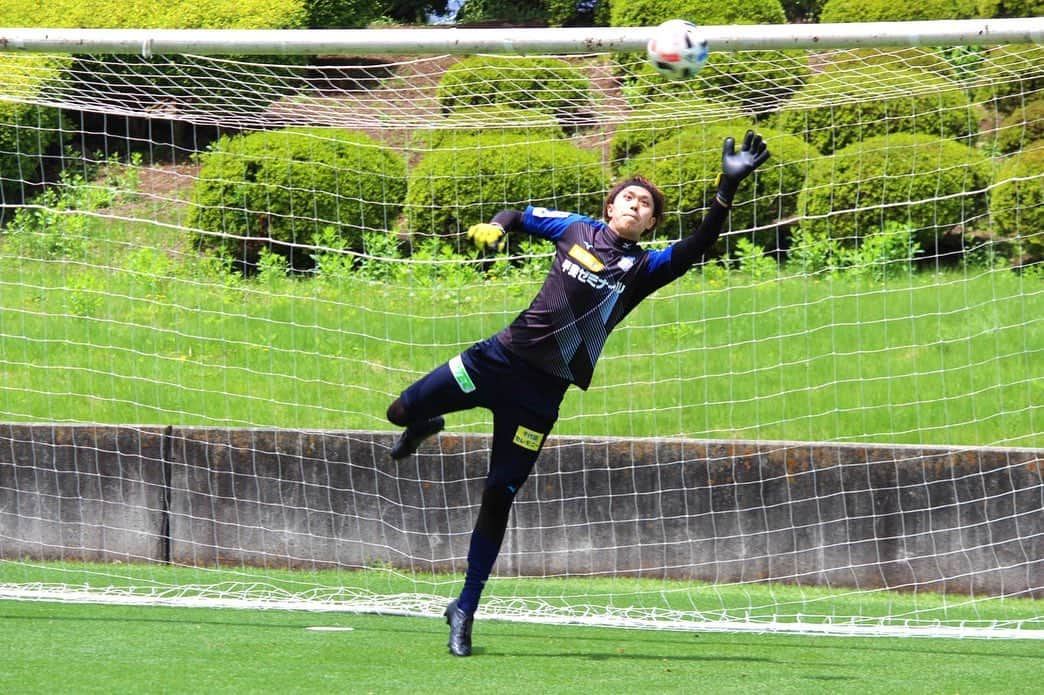 小泉勇人さんのインスタグラム写真 - (小泉勇人Instagram)「・ 久々のキーパー練習🧤🧤 ‪新型コロナウイルスの影響により、 長らくグラウンドで練習出来ない日々が続きましたが、 グループ別の自主トレという形で、 少しずつではありますが練習が出来るようになりました。 やっぱりサッカーは楽しい！！ ・ サッカーが出来ることの幸せを噛み締め、まだ、 いつ再開か決まっていない状況ではありますが、 リーグの再開に向けて感染予防に努めながら、 いい準備をしていきます😊💪‬ 一応、1枚目、2枚目はシュートストップの流れです。 #ヴァンフォーレ甲府  #サッカーが出来る喜び  #コロナに負けるな  #football  #goalkeeper」5月20日 21時05分 - yuto_koizumi.40