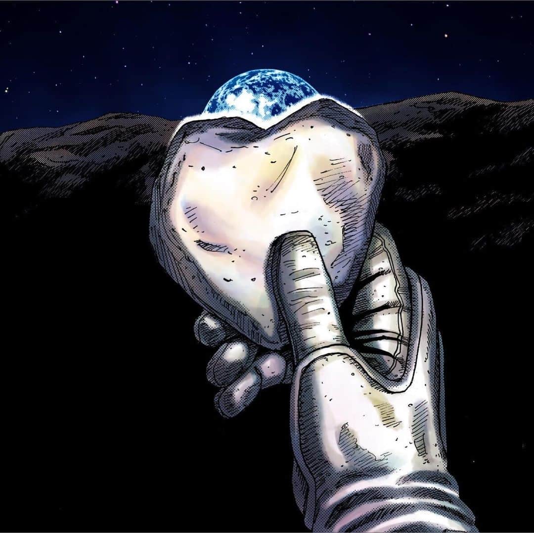小山宙哉さんのインスタグラム写真 - (小山宙哉Instagram)「【受注開始！限定生産】 #ムッタ　が月面で拾った「　#ハート型の石 」をコロンとしたフォルムのアクセサリーに。  月面を覆うレゴリス。その成分と共通点の多い『ガラス』を素材に選びました。  耐熱ガラスメーカー老舗・ #HARIO ランプワークファクトリーさんで製造。 月の石らしいゴツゴツ感がが表現されつつも、華奢できれいなアクセサリー。 熟練の職人だからこそできる職人の技術で、一つ一つ手作りでお届けします。  ISSを離れて地球に帰るせりかの無事を祈るムッタ。その時の「オリジナル願掛け」に使われたハートの月の石。あなたは何を願いますか？  詳細・予約はこちら画面をタップ #アクセサリー #ネックレス #ピアス #イヤリング #ハートの形 #月の石 #宇宙兄弟ハートな月の石 #宇宙兄弟 #小山宙哉 #japanesecomic」5月20日 21時11分 - chuya_koyama
