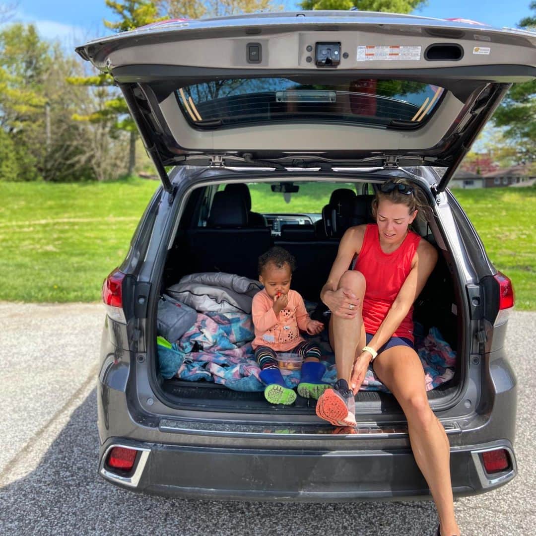 メリッサ・ビショップのインスタグラム：「Trunk space in our @toyotacanada Highlander is the ideal spot for people watching, snack breaks, and rest breaks. I run, Corinne holds down the fort and talks to all the ‘neighbours’ ⠀⠀⠀⠀⠀⠀⠀⠀⠀⠀⠀⠀ #teamtoyota #toyotapartner #yabish」