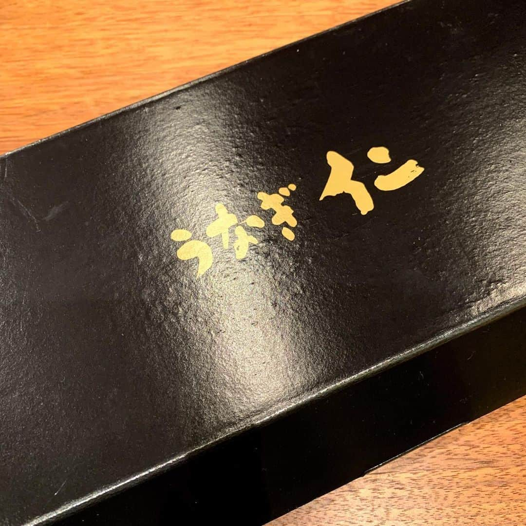 GENKINGの釜飯さんのインスタグラム写真 - (GENKINGの釜飯Instagram)「なんかママを思い出した今夜のご飯😂 うちのママは、私が小さい時からいつも1尾を2人で分けて食べてたんだけど、私が9割くらい盛られて、ママは一口位のうなぎにきゅうり沢山盛り付けてて😅  私が好きなうなぎを沢山食べさせてあげたかったんだと思うんだけど、小さい頃はなんで2つ買わないのかななんて疑問だったけど、今思うと高いからそりゃそうだなって😩 うちのママは本当自分にお金使わない人だった‼️全部私に使ってた😣  歳を重ねた今、私はうなぎが大好きな彼に沢山食べてほしいから、ママと同じ事してる😂  やっぱり、家族って似てくるんだなって思った😌 私は自分よりも彼が大切‼️ 私は小さい時、全部食べたいうなぎを、ママに食べてほしいから、お腹いっぱいって嘘ついてわざと残してママに食べさせてたのね。 ママもお腹いっぱいとか嘘ついて、私もいっぱいと嘘ついてw  したら、今日彼も大好きなうなぎを少し残すわけ😭 でお腹いっぱいだから食べなよって言ったら、同じような会話が続いて 全然食べてないだろって🥺 昔の私とママみたいだと思って、なんか涙出そうになった。 病んでないよ😂うなぎ食べたいとかじゃなく、彼の奥にある優しい気持ちが嬉しかっただけw なんかこの人選んでよかったって本気で思った、ほっこりした夜ご飯でしたw 思いやりって温かいよね😭 大切な人を大切にしようね😊 #genkingkitchen  #おうちごはん」5月20日 21時13分 - genkingkitchen