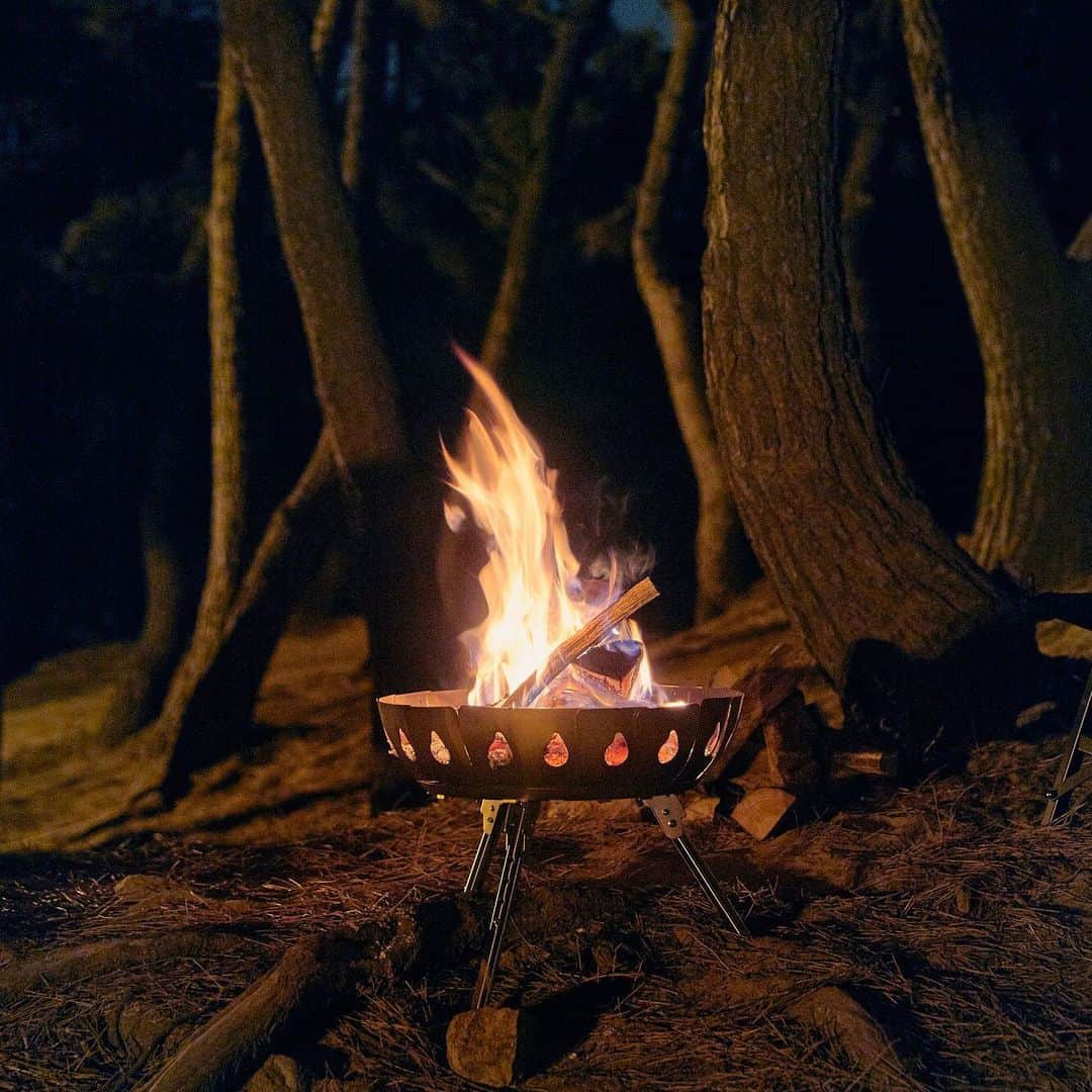 UNBY GENERAL GOODS STOREさんのインスタグラム写真 - (UNBY GENERAL GOODS STOREInstagram)「ああ、はやくみんなと焚き火をしたい。ほんとに今年はキャンプ最高の季節を指をくわえてステイホーム、な年です😭でも新しいギアへの情熱は消せるものか‼️ #ミニマルワークス の新作が登場します。変わった焚き火台、その名もVULCAN。2サイズ展開です。折りたたみ式で携帯しやすい、新しいスタイルの焚き火台です🔥お楽しみに！ . . . #minimalworks #ミニマルワークス #ミニマルワークス日本代理店  #campgear #キャンプギア　#焚き火台　#たきびキャンプ #焚き火ギア  #焚火台 #vulcan」5月20日 21時14分 - unby_official