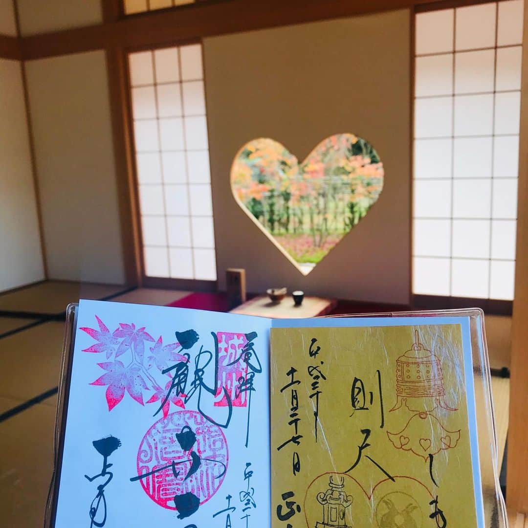 大倉士門さんのインスタグラム写真 - (大倉士門Instagram)「いつかのシリーズ🙋‍♂️💕 地元京都の宇治田原町にある 正寿院。ハートの形の窓があってクソかわいい。ほんで天井には160枚の綺麗な絵が描いてあるとゆう。 アクセスが公共の交通機関ではなかなか行きにくいところがまたええんちゃいますかねぇ〜。ほんならまた〜。 #正寿院」5月20日 21時15分 - shimonsmile