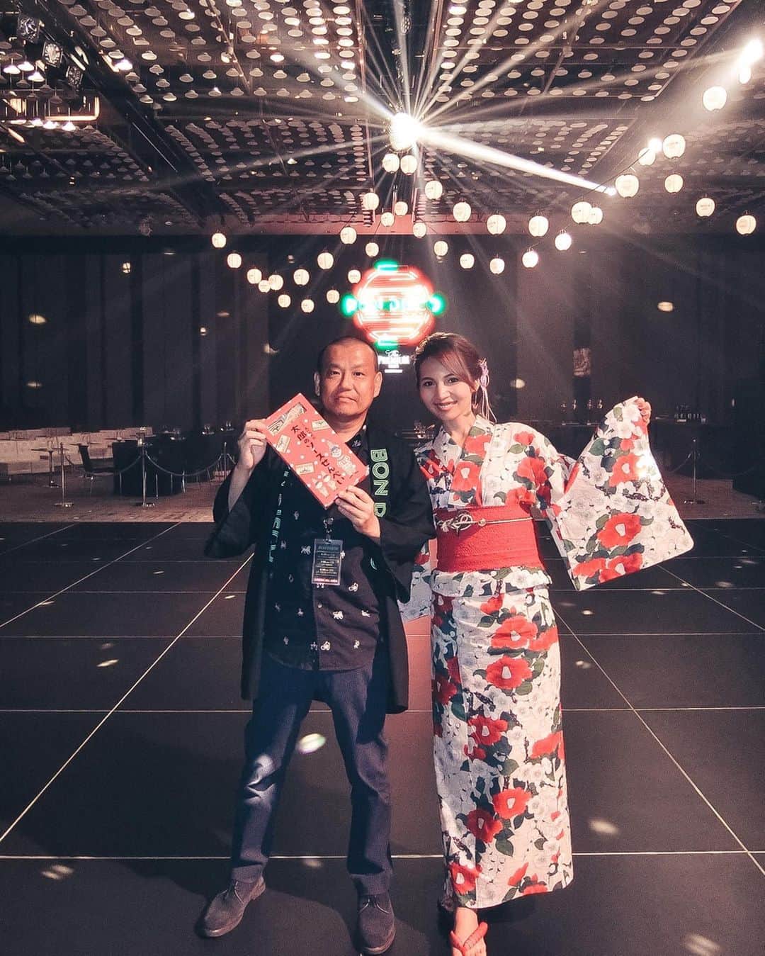 のインスタグラム：「先日、沢山お世話になった方の訃報が。 あんまりこういう投稿はと思いつつも、何事も無かったかのようにいつも通り更新するのも嫌だったので書かせて頂きます。 . 大好きなディスコ部長、本当に沢山沢山お世話になりました。 私のDJ人生の第二幕を作ってくれた人。 本当にありがとうございました。  部長とは毎日のようにラインしてたけど、 先日、電話なんて滅多にしてこないしこっちからかけても出なかったのに、突然電話がかかってきて少し話をして、その後からラインの返信がなくなったから、おかしいなと思ってた所でした。 . 出会いはコヨーテで、いつもノリノリでエアギターしてた。 自分が知らない曲がかかると怒って、最悪だ！と言い、好きな曲を沢山かけると凄い楽しそうにして褒めてくれて、そして次の日も必ず遊びに来た笑 . こんなに若いのに昔の曲沢山知ってて凄い！若い子が俺らの年代の曲かけてくれると嬉しいって、言ってくれて(わたしそんな若くないんだけど笑) . 私はずっとディスコのイベントでDJをしたかったけど、中々機会がなかった。…というかあんなに沢山のレジェンドの中に入れてもらうなんて凄く難しい事なんだけど、 そんな中、きっとゴリ押しして私のことを入れてくれたのがディスコ部長。 おかげで沢山の、本当だったら機会がないイベントにも沢山出られたし、色んな経験も出来たし、そのおかげで私のことを知ってくれた人も沢山いるし、 それこそ盆ジョヴィだってそう。 . 「お前なんか俺の娘みたいなもんだからな！」っていつも言ってくれてた。　 ハッピーアワー行くぞ！ってよく飲みに連れてってもらってたけど、私はお酒飲めないから、代わりに私の大好物の鎧塚さんのプリン買ってくれた。 誕生日プレゼントにディスコカラーのネクタイをプレゼントしたら、普段俺はネクタイしねぇんだ！って言ってたけど、ディスコイベントの時はそのネクタイつけててくれてた。 沢山応援してくれて、考えてくれてて何か本当にお父さんみたいだった。笑 . まだ何か信じられなくて、まだ悲しい波が凄くて、突然どこにいても泣いてしまう。 でもこれからもDJ沢山頑張るから、見守っててね！ 本当にお疲れさまでした、沢山沢山ありがとうございました。」