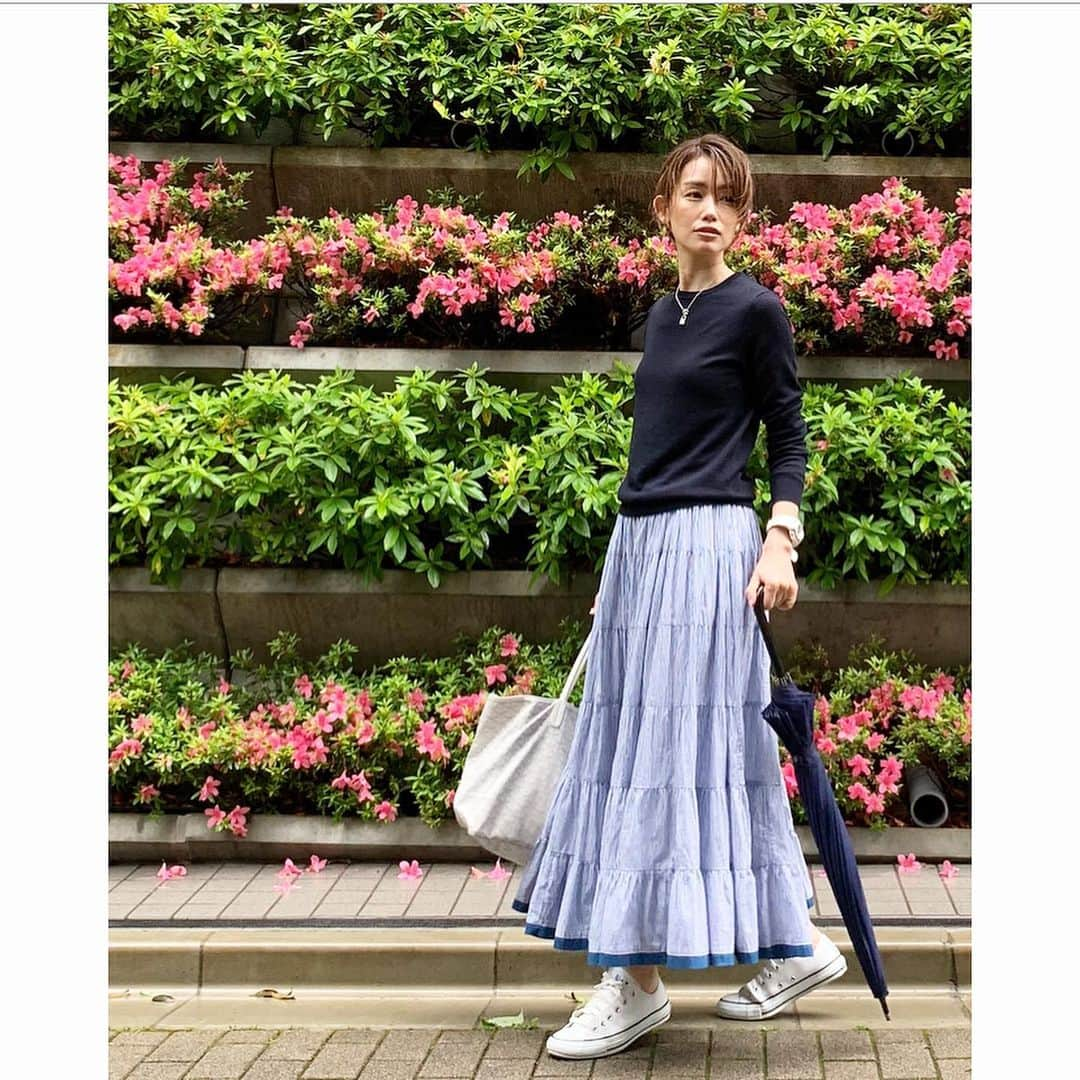 武藤京子さんのインスタグラム写真 - (武藤京子Instagram)「* * 先日のお洋服 * navy×white *  お気に入りの  @mariha_official のスカートは 水色に見えるけど、 ネイビーと ホワイトの 細かいストライプ柄なのです😊 * #ootd  #ニット #uniqlo #ユニクロ  #スカート #mariha #マリハ  #ネックレス #hermes #エルメス  #バッグ #goyard #ゴヤール  #靴 #converse #コンバース  #アメブロ更新しました  #STORYブログ更新しました」5月20日 21時16分 - kyokomuto0628