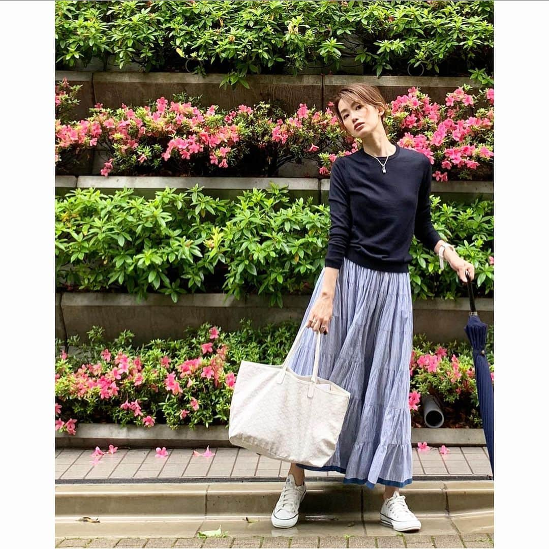 武藤京子さんのインスタグラム写真 - (武藤京子Instagram)「* * 先日のお洋服 * navy×white *  お気に入りの  @mariha_official のスカートは 水色に見えるけど、 ネイビーと ホワイトの 細かいストライプ柄なのです😊 * #ootd  #ニット #uniqlo #ユニクロ  #スカート #mariha #マリハ  #ネックレス #hermes #エルメス  #バッグ #goyard #ゴヤール  #靴 #converse #コンバース  #アメブロ更新しました  #STORYブログ更新しました」5月20日 21時16分 - kyokomuto0628