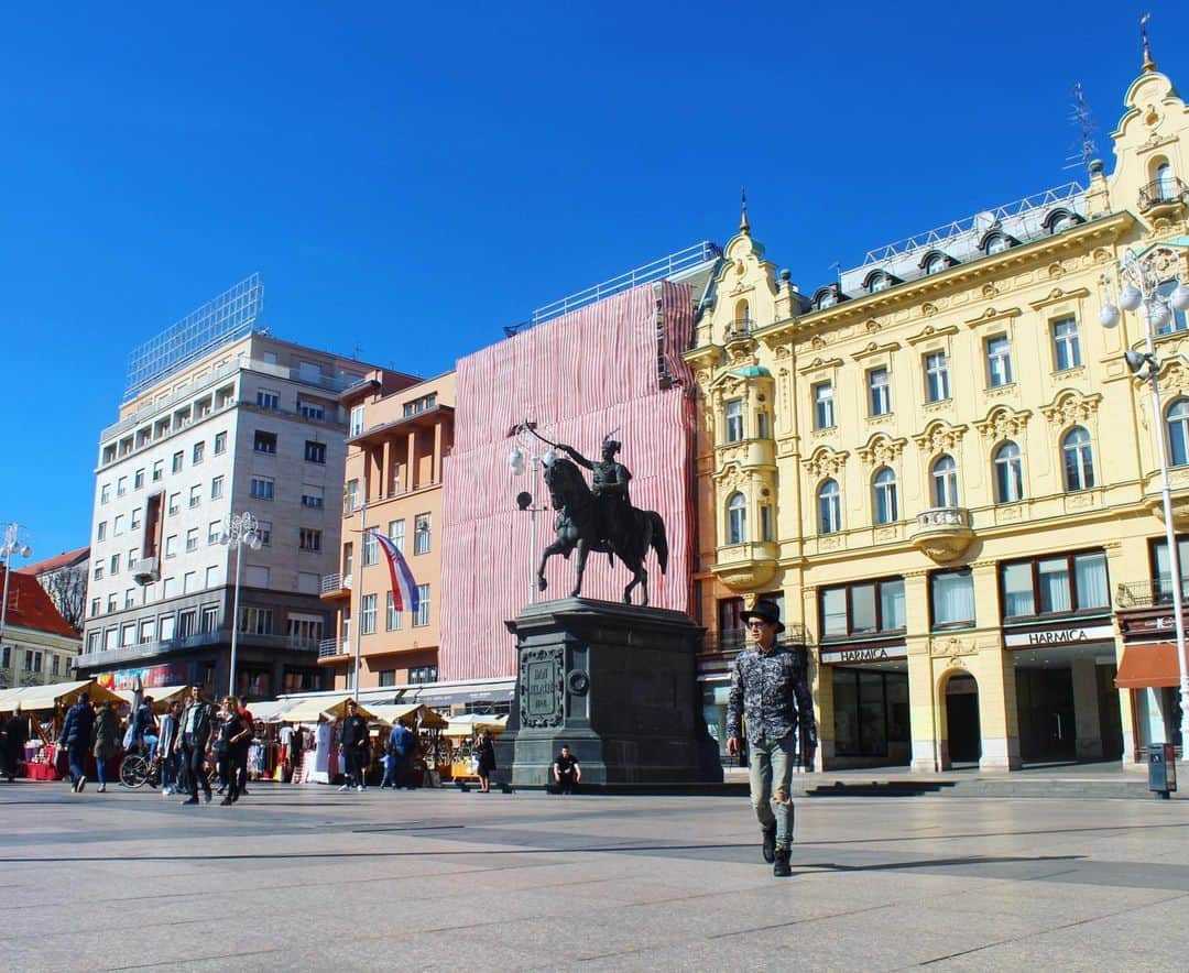 のインスタグラム：「Thanks Zagreb🚶‍♂️👋✨﻿ ﻿ ﻿ ﻿ ﻿ ﻿ #croatia #zagreb  #travelling #beautiful #travel #trip #journey #travelgram #love #happy #amazing #square  #instagood #art #banjelacicsquare #photooftheday  #sunnyday #traveler #katedrala #instatravel #travellover  #クロアチア  #ザグレブ  #海外 #海外旅行 #旅  #旅行  #海外生活 #イェラチッチ広場 #🇭🇷」