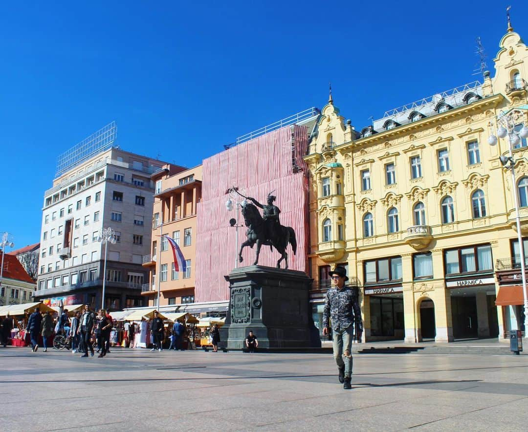 Yuya Oishiさんのインスタグラム写真 - (Yuya OishiInstagram)「Thanks Zagreb🚶‍♂️👋✨﻿ ﻿ ﻿ ﻿ ﻿ ﻿ #croatia #zagreb  #travelling #beautiful #travel #trip #journey #travelgram #love #happy #amazing #square  #instagood #art #banjelacicsquare #photooftheday  #sunnyday #traveler #katedrala #instatravel #travellover  #クロアチア  #ザグレブ  #海外 #海外旅行 #旅  #旅行  #海外生活 #イェラチッチ広場 #🇭🇷」5月20日 21時16分 - yuustaglam