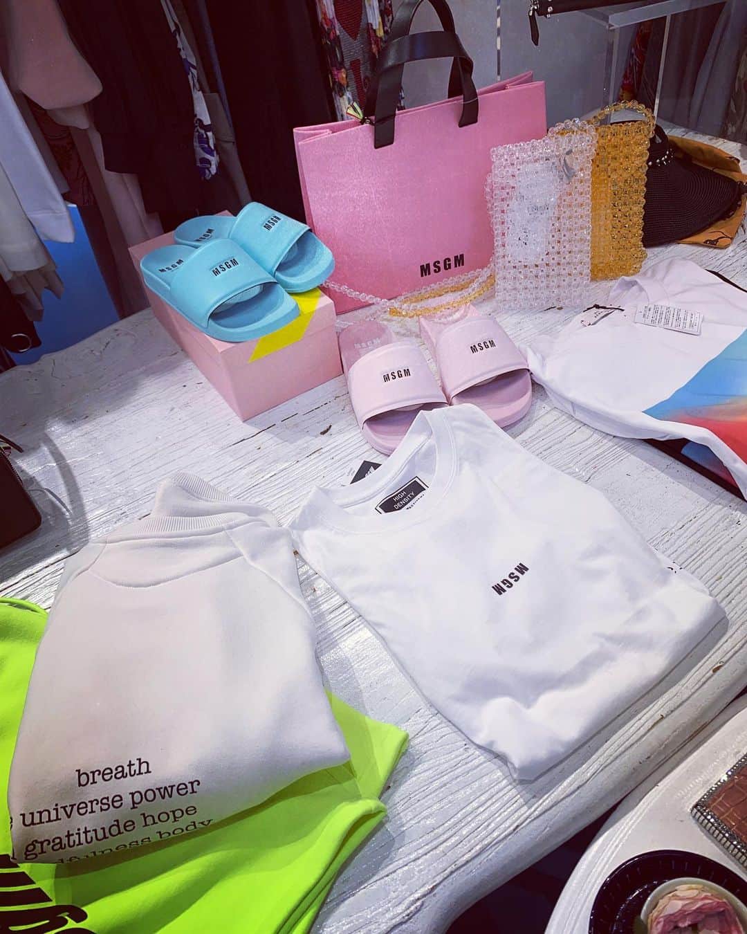 梅宮アンナさんのインスタグラム写真 - (梅宮アンナInstagram)「久々に家で練習メイクをしてみた💄💄 ビックリするほど、やり方を忘れてしまって😓😓 ヤバイ😓ヤバイ😅  メイクの話は次にするとして😊  今日は、以前、 @mroman_azabu さんに、  ボディピアスをオーダーしていまして👂  出来上がってきて👂👂🤩 こんな感じです👂😚 @mroman_azabu は、  セレクトショップになります。  インポートの物が沢山あるお店です😍  問い合わせは、直接お店へ ☎️03-6434-0677  M⭐️ROMAN  #mroman #麻布十番 #ボディピアス #軟骨ピアス」5月20日 21時27分 - annaumemiya