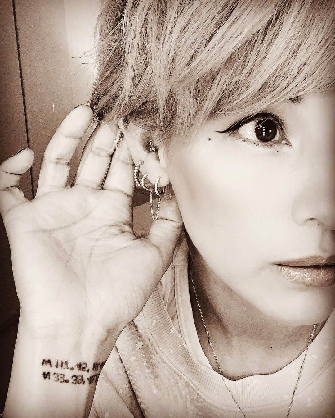 梅宮アンナさんのインスタグラム写真 - (梅宮アンナInstagram)「久々に家で練習メイクをしてみた💄💄 ビックリするほど、やり方を忘れてしまって😓😓 ヤバイ😓ヤバイ😅  メイクの話は次にするとして😊  今日は、以前、 @mroman_azabu さんに、  ボディピアスをオーダーしていまして👂  出来上がってきて👂👂🤩 こんな感じです👂😚 @mroman_azabu は、  セレクトショップになります。  インポートの物が沢山あるお店です😍  問い合わせは、直接お店へ ☎️03-6434-0677  M⭐️ROMAN  #mroman #麻布十番 #ボディピアス #軟骨ピアス」5月20日 21時27分 - annaumemiya
