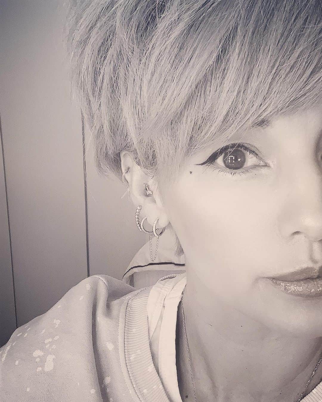 梅宮アンナさんのインスタグラム写真 - (梅宮アンナInstagram)「久々に家で練習メイクをしてみた💄💄 ビックリするほど、やり方を忘れてしまって😓😓 ヤバイ😓ヤバイ😅  メイクの話は次にするとして😊  今日は、以前、 @mroman_azabu さんに、  ボディピアスをオーダーしていまして👂  出来上がってきて👂👂🤩 こんな感じです👂😚 @mroman_azabu は、  セレクトショップになります。  インポートの物が沢山あるお店です😍  問い合わせは、直接お店へ ☎️03-6434-0677  M⭐️ROMAN  #mroman #麻布十番 #ボディピアス #軟骨ピアス」5月20日 21時27分 - annaumemiya